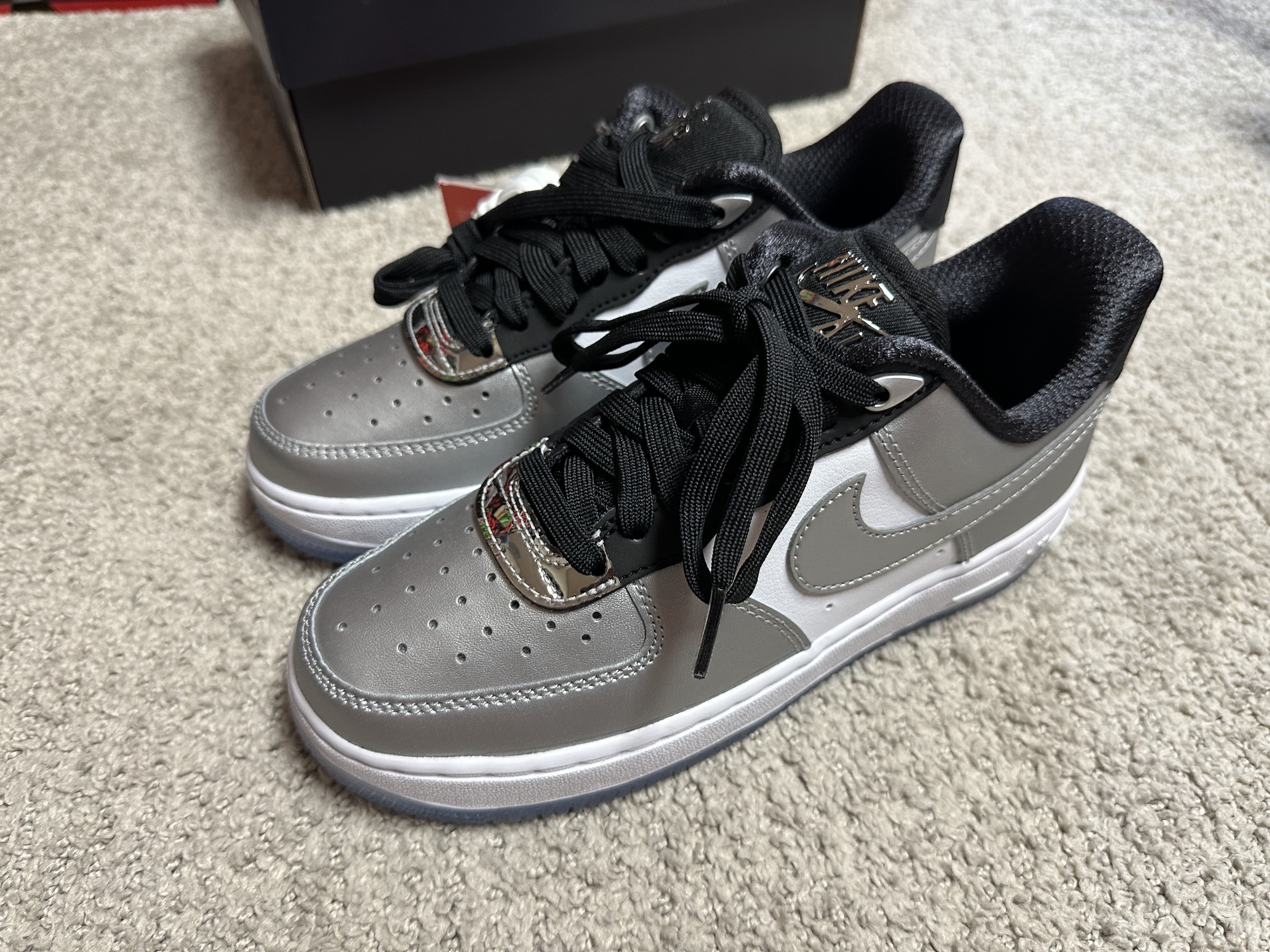 (W) Nike Air Force 1 '07 SE Metallic Silver 착용 스타일 - 1