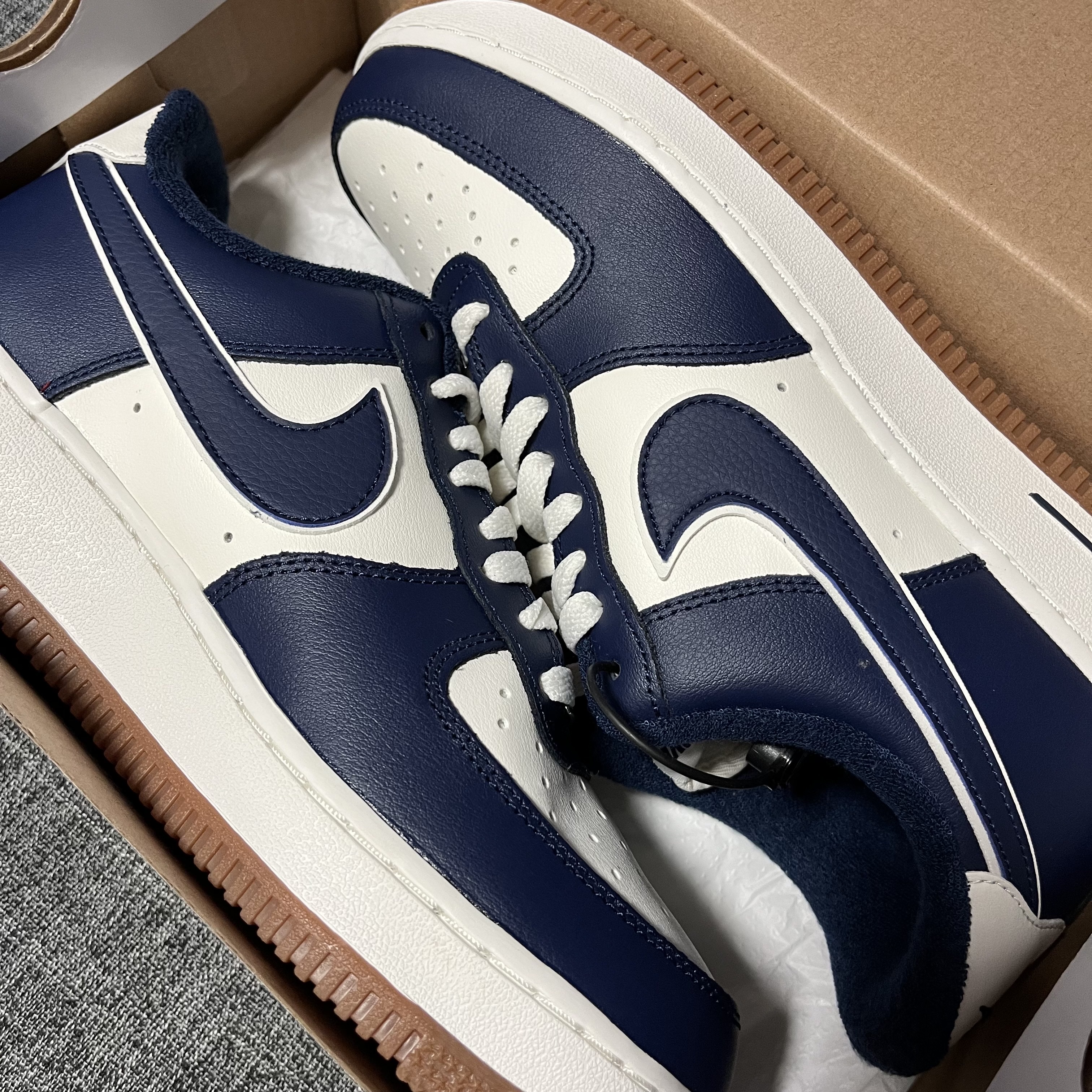 Nike Air Force 1 '07 LV8 Midnight Navy 착용 스타일