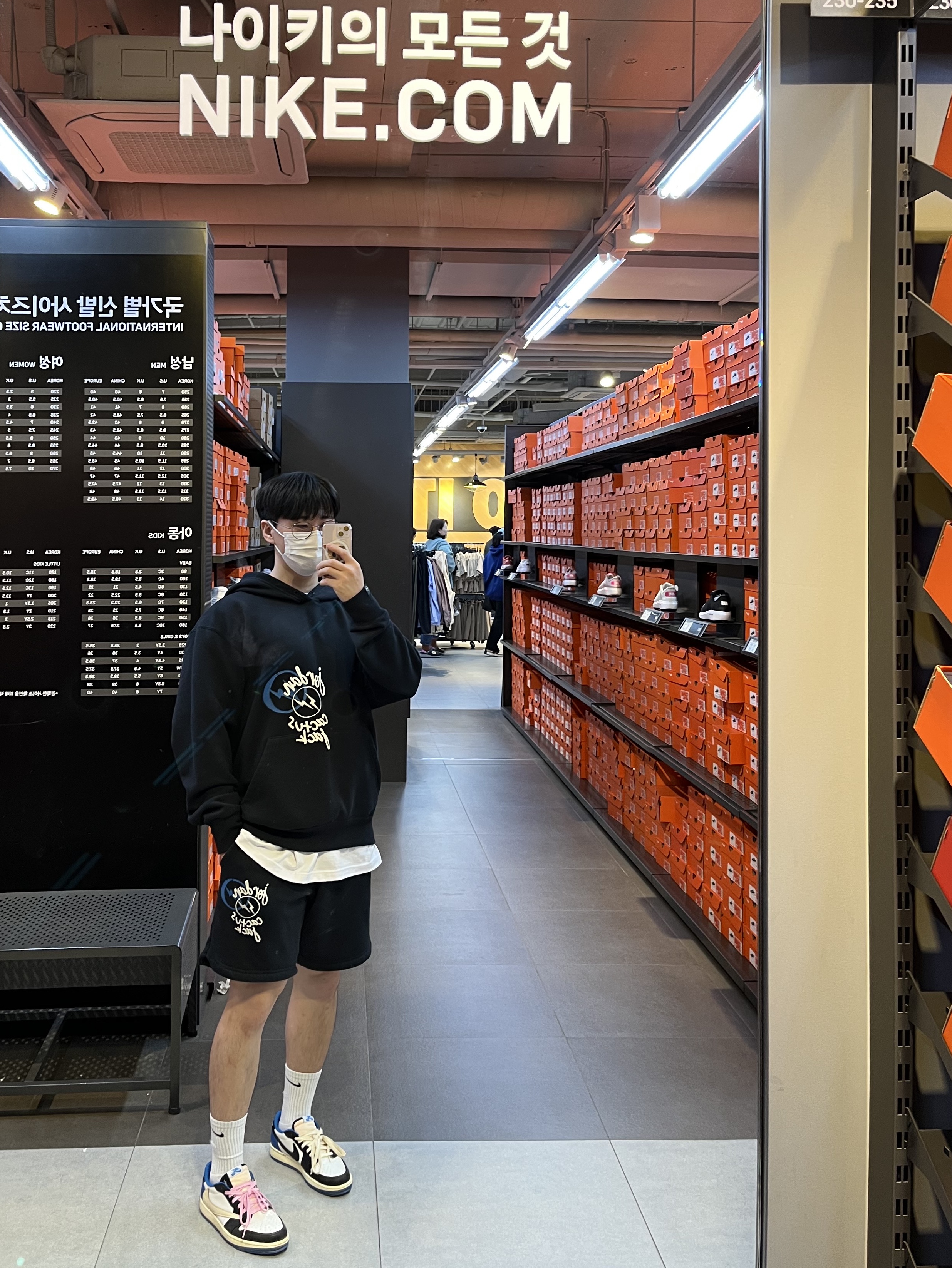 Jordan x Travis Scott x Fragment Hoodie Black (DJ0615-010), Jordan x Travis Scott x Fragment Shorts Black (DJ0617-010) 착용 스타일