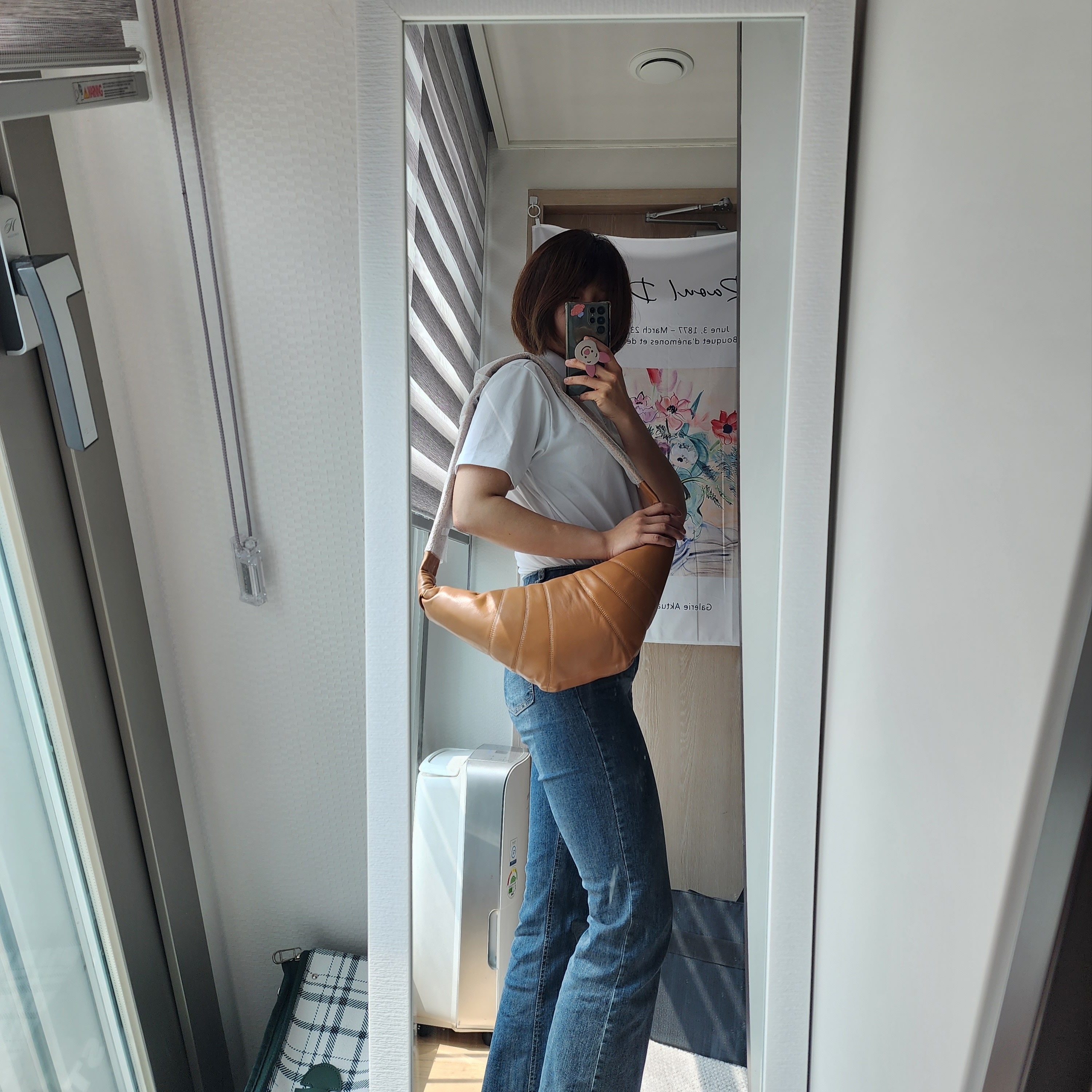 Lemaire Medium Croissant Bag Soft Nappa Leather Sugar Brown 착용 스타일 - 1