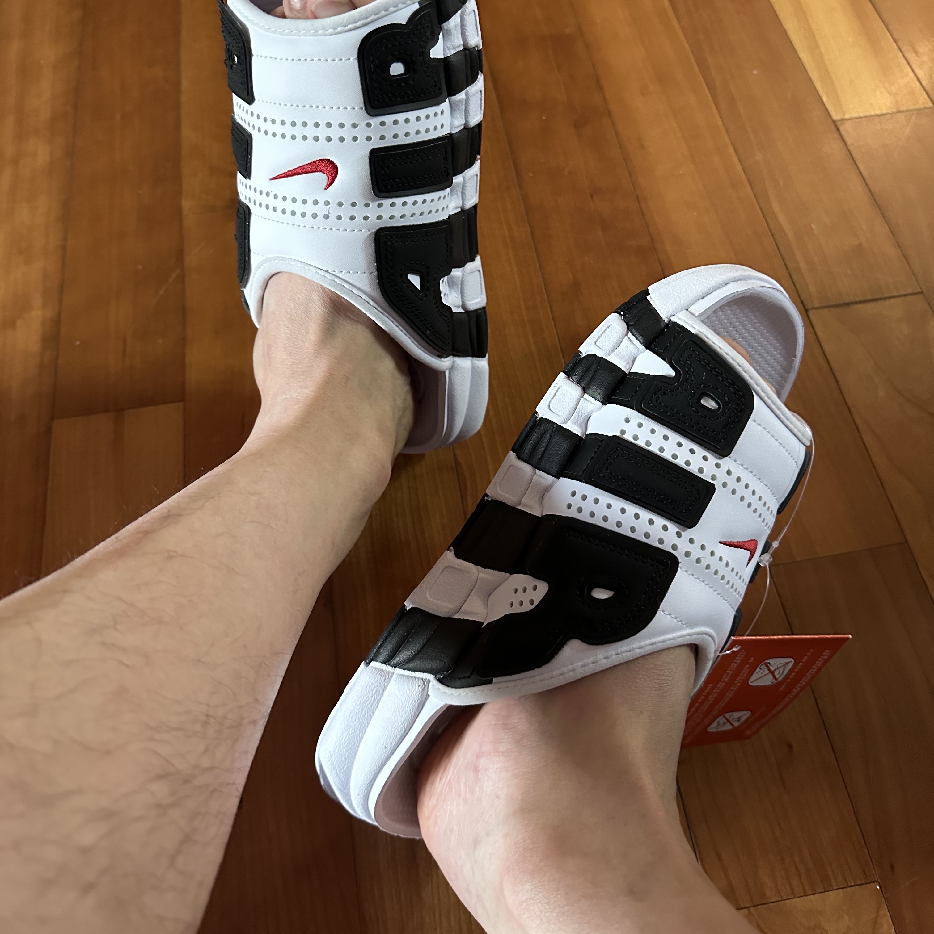 Nike Air More Uptempo Slide White Black 착용 스타일 - 4