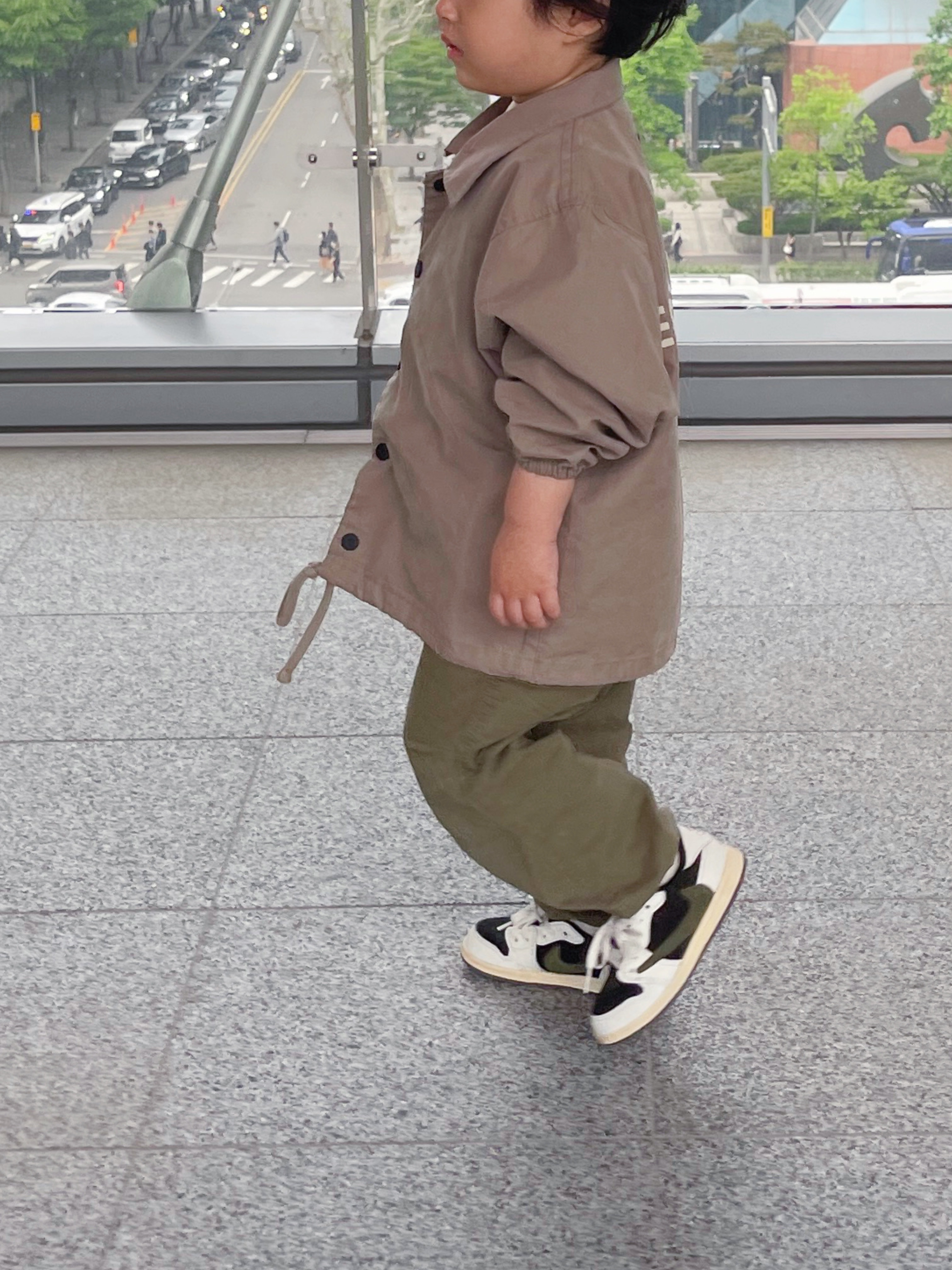 (TD) Jordan 1 x Travis Scott Retro Low OG SP Medium Olive, (Kids) Essentials Coaches Jacket Oak - 22SS 착용 스타일 - 1