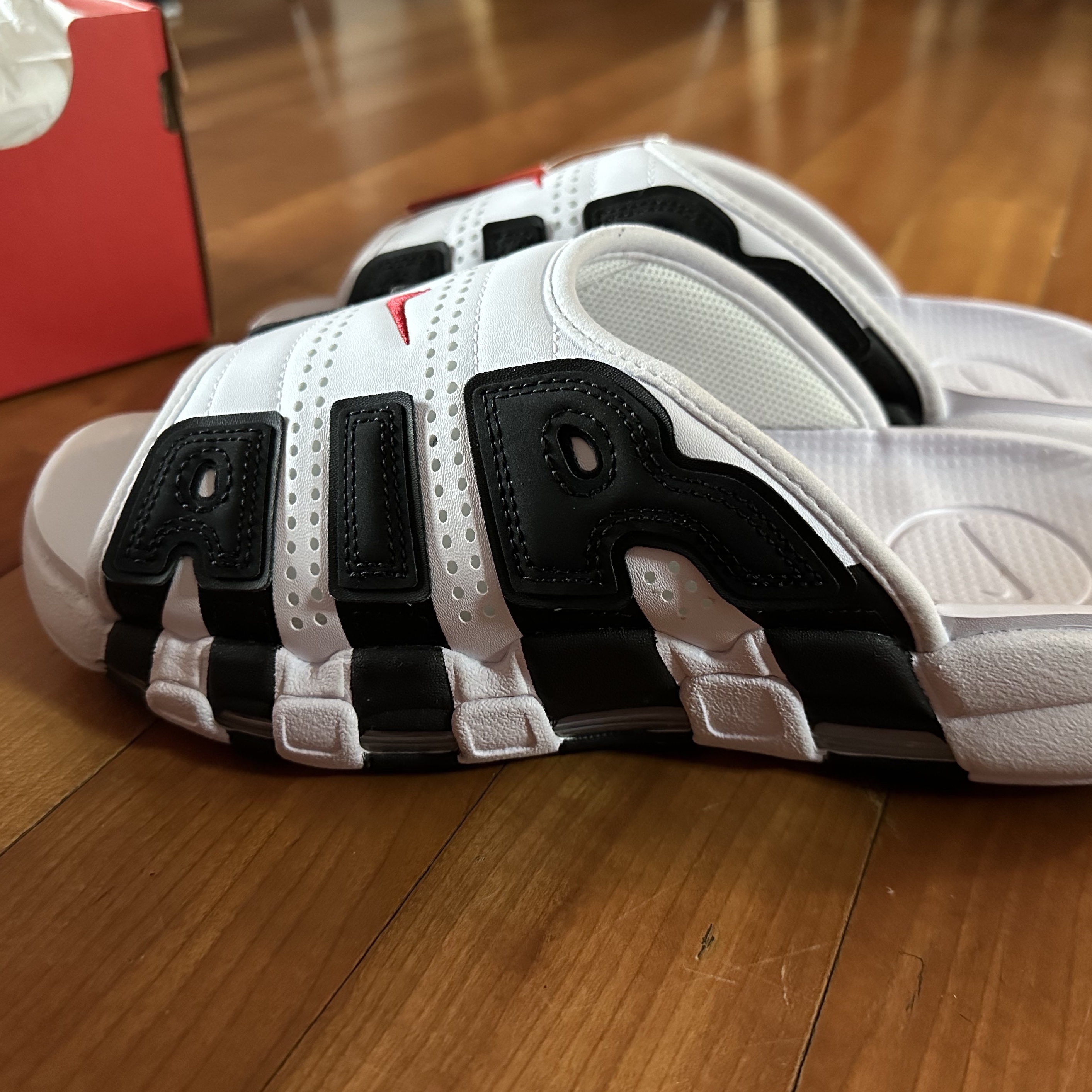 Nike Air More Uptempo Slide White Black 착용 스타일 - 2