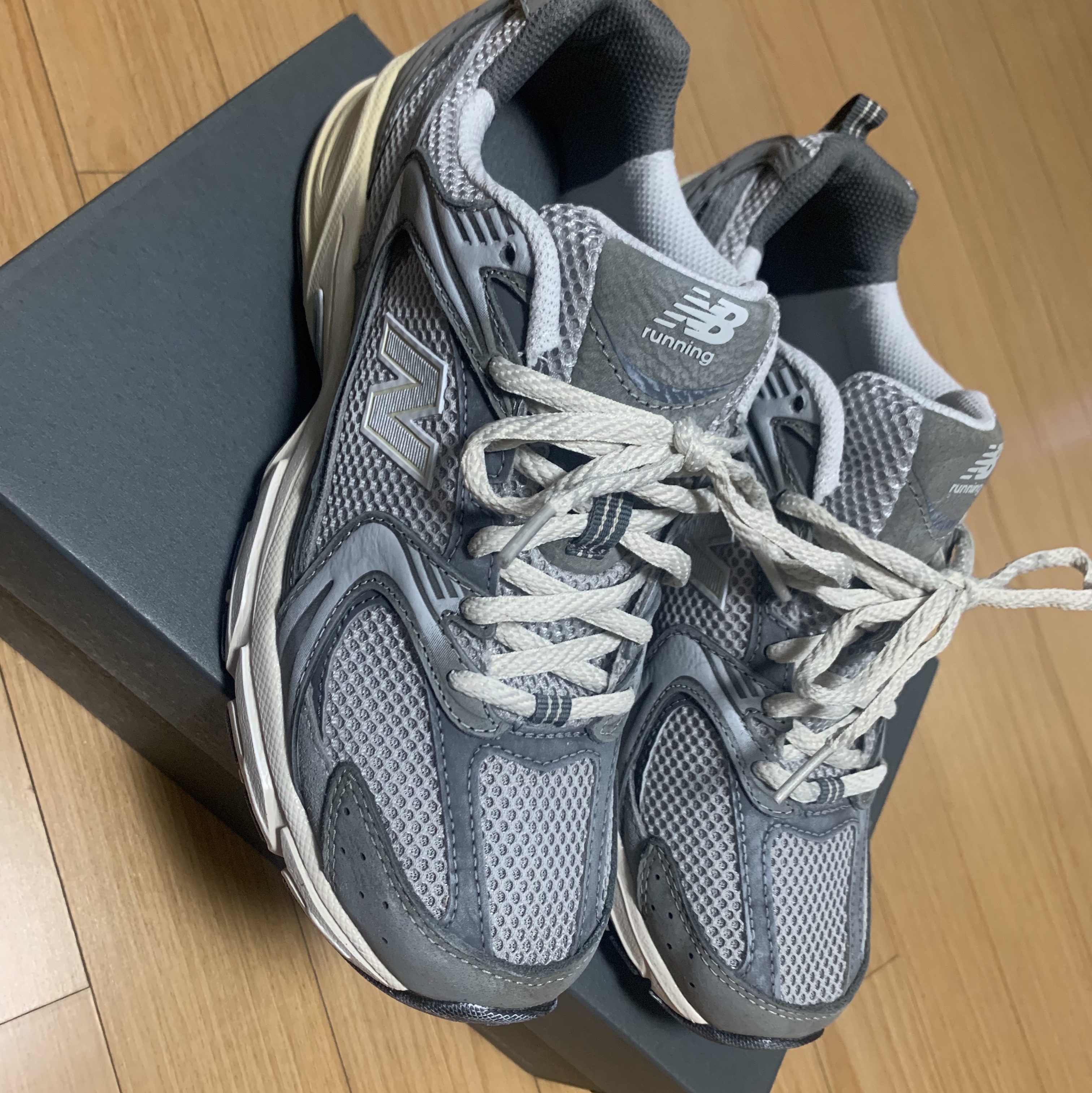 New Balance 530 Premium Vintage Grey Matter 착용 스타일