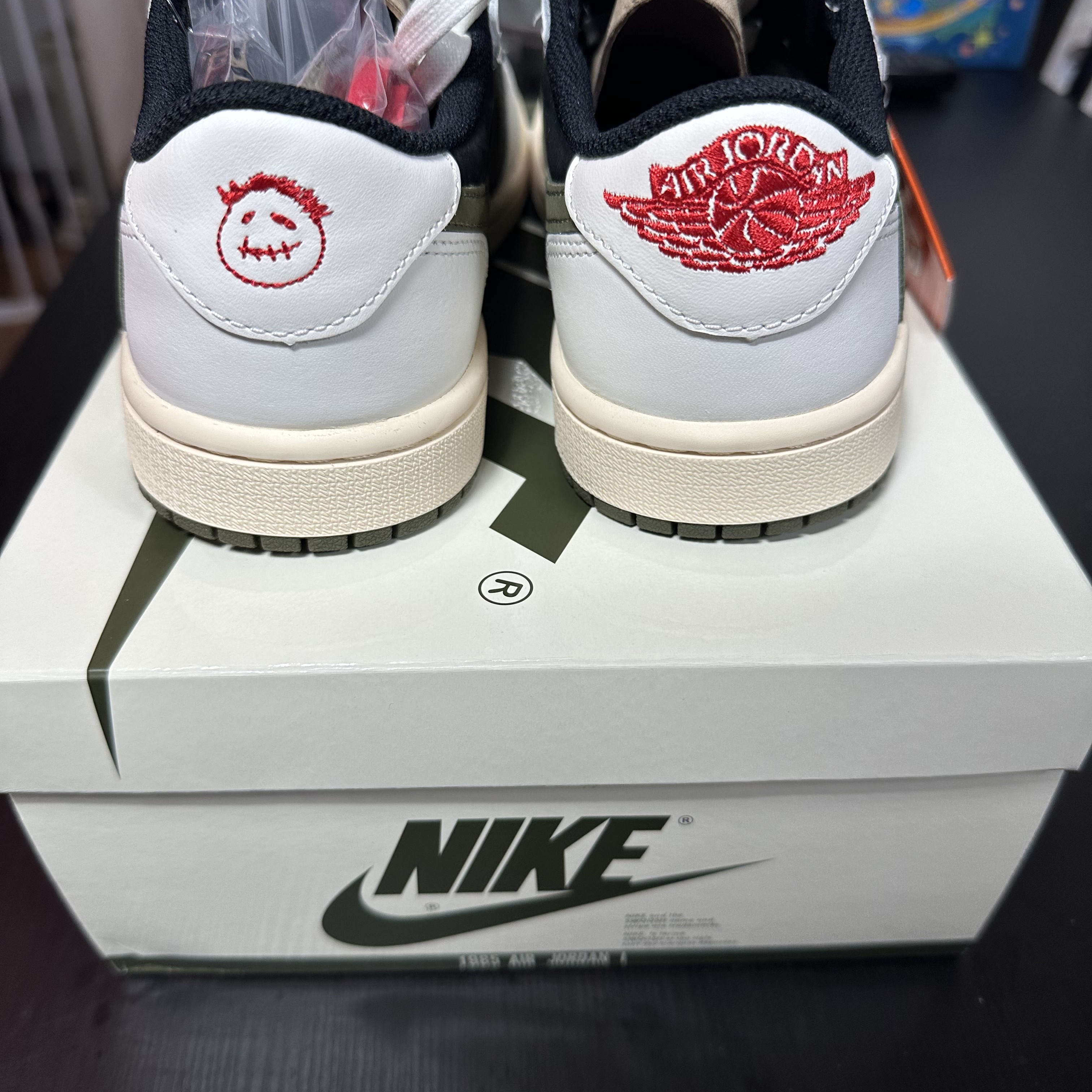 (W) Jordan 1 x Travis Scott Retro Low OG SP Medium Olive 착용 스타일 - 2