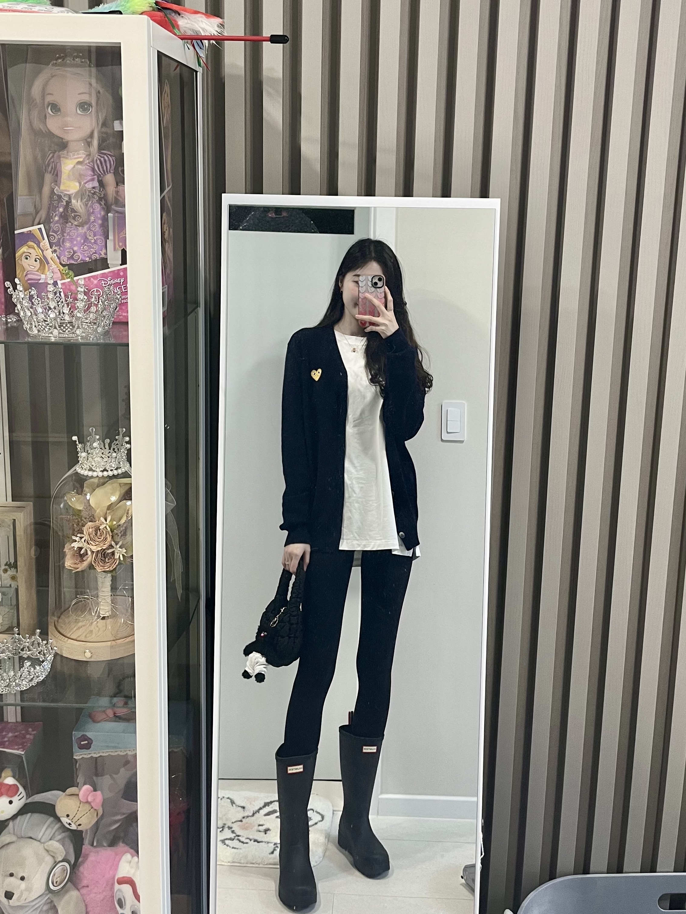 COS Quilted Micro Bag Black, Play Comme des Garcons Gold Heart Knit Cardigan Navy 착용 스타일