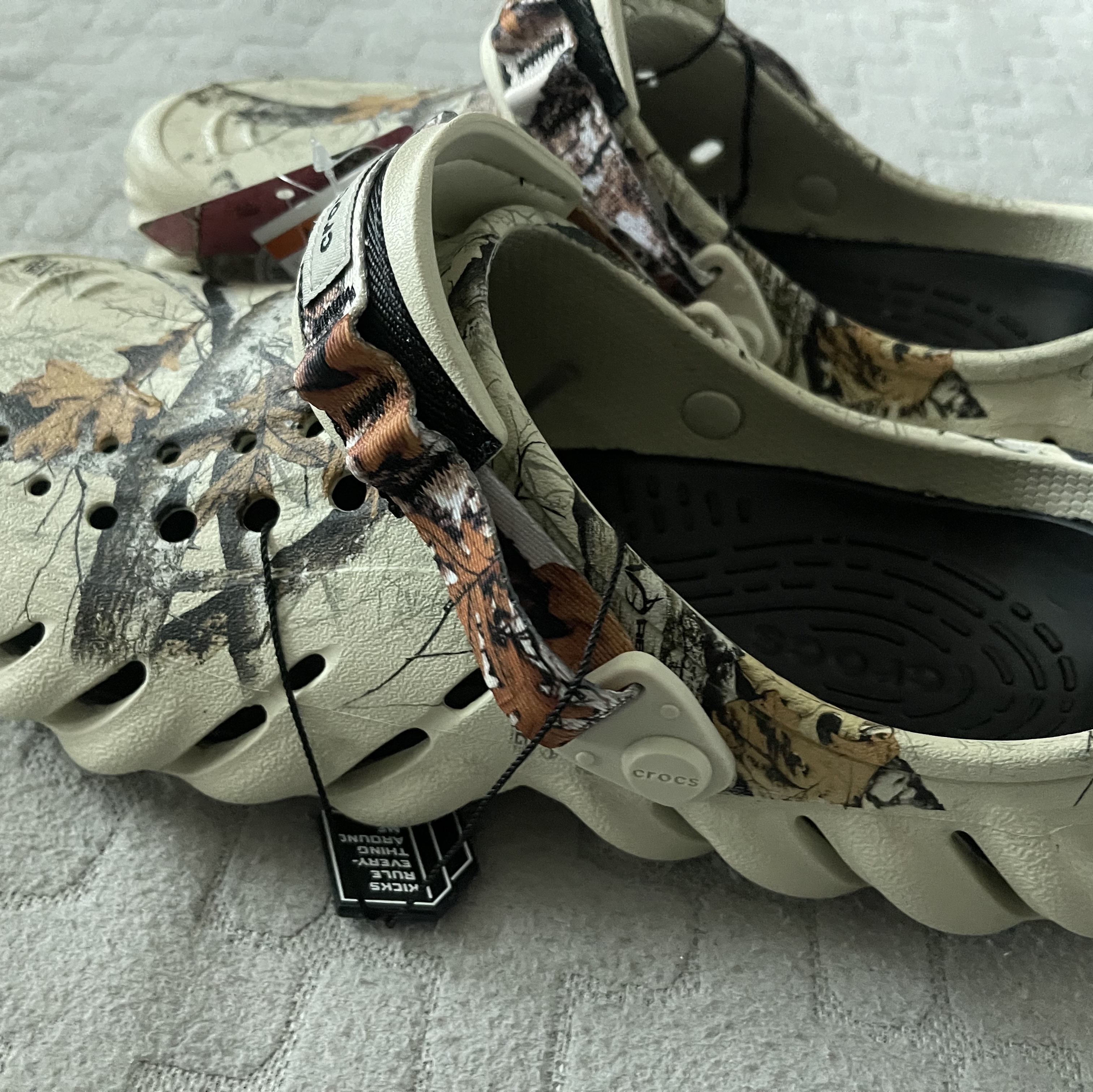 Crocs Echo Clog Real Tree Bone 착용 스타일 - 1