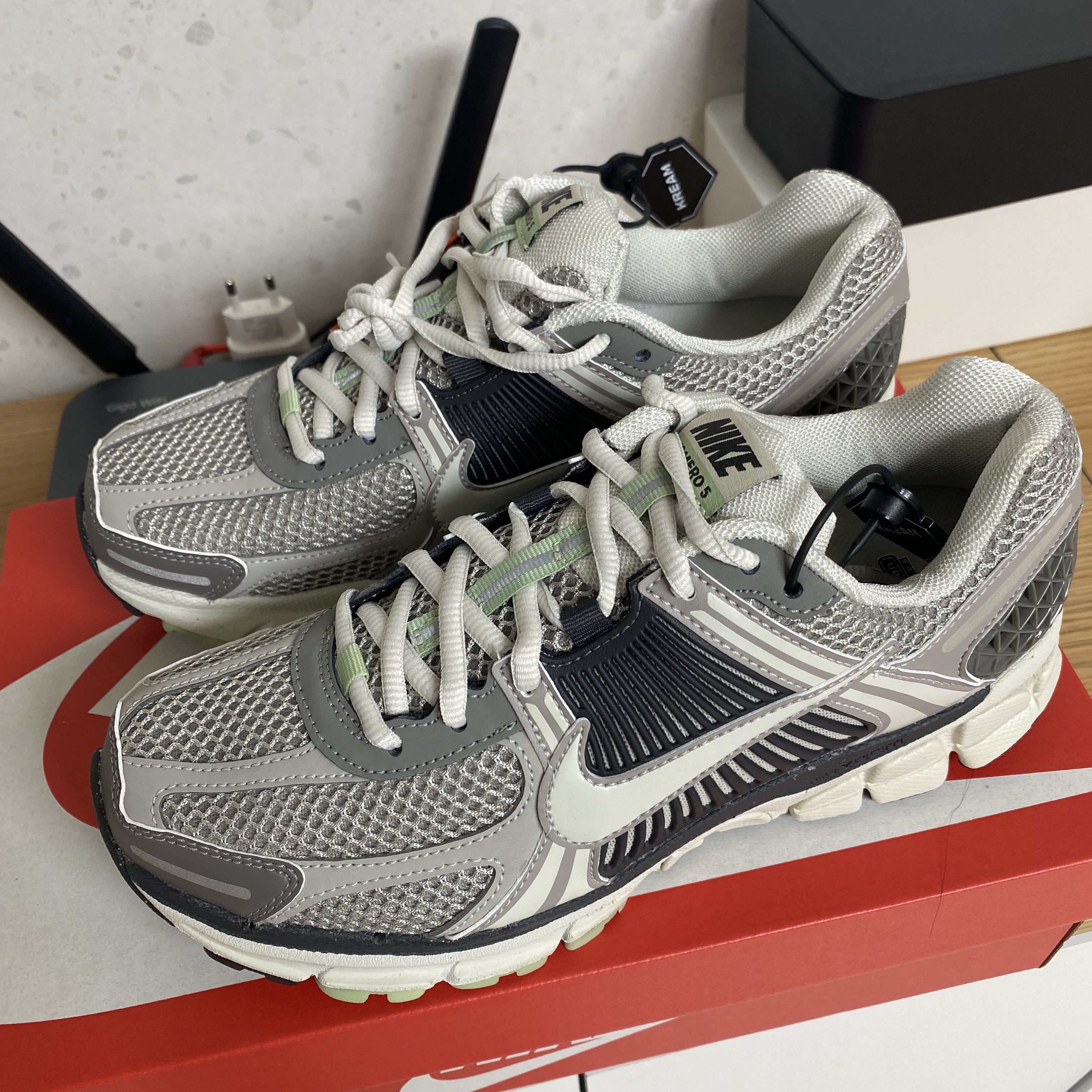 (W) Nike Zoom Vomero 5 Cobblestone and Flat Pewter 착용 스타일