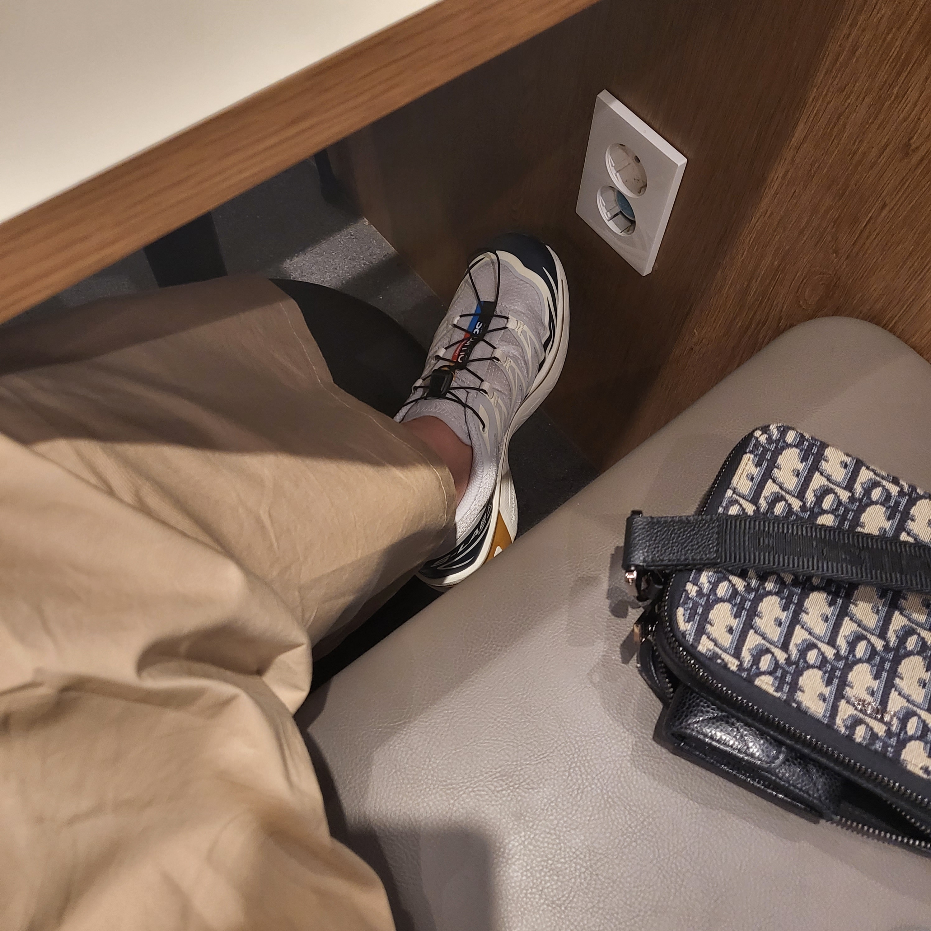 Salomon XT-6 Lunar Rock Dark Sapphire, Dior Shoulder Strap Pouch Beige & Black Dior Oblique Jacquard 착용 스타일 - 2