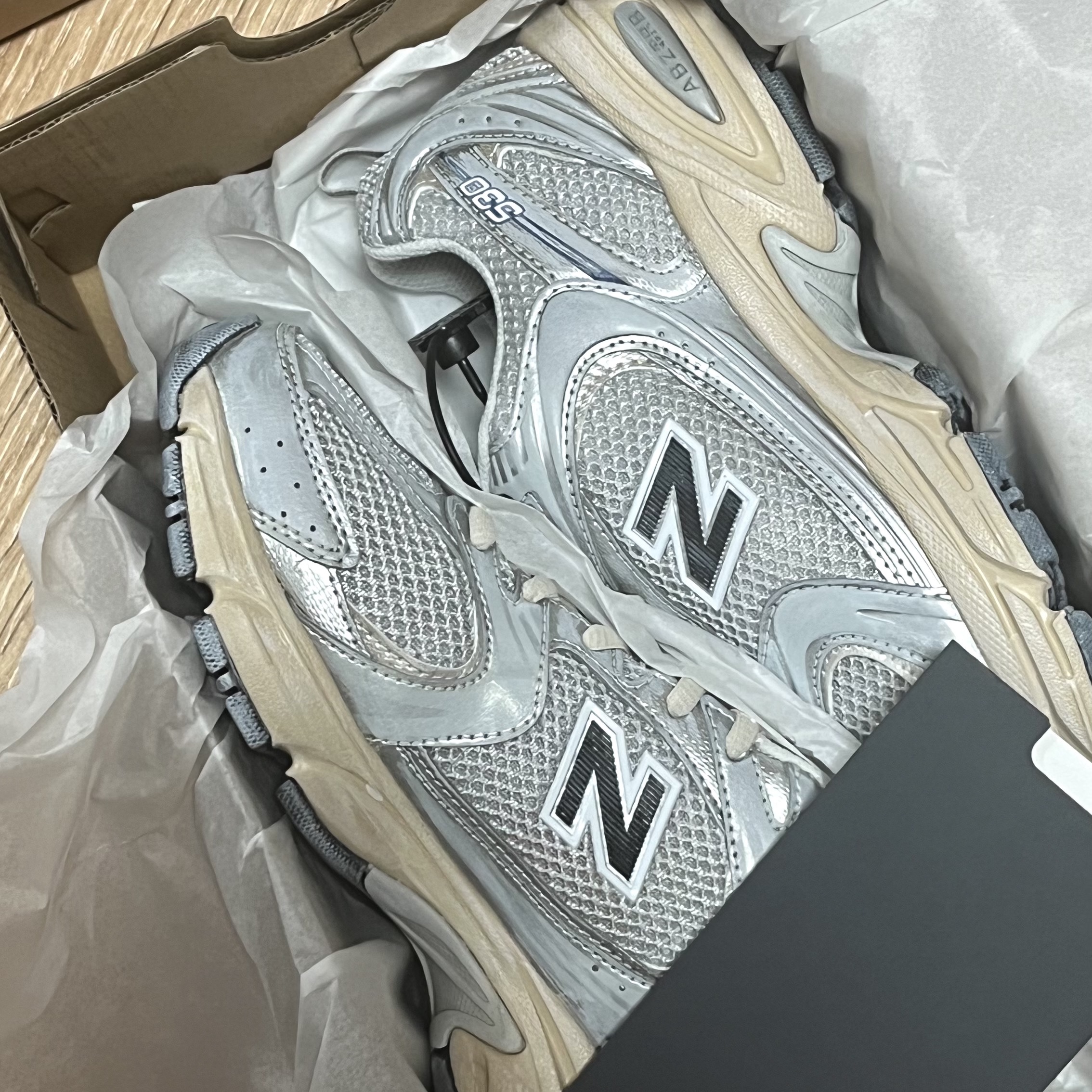 New Balance 530 Vintage Metallic Silver 착용 스타일
