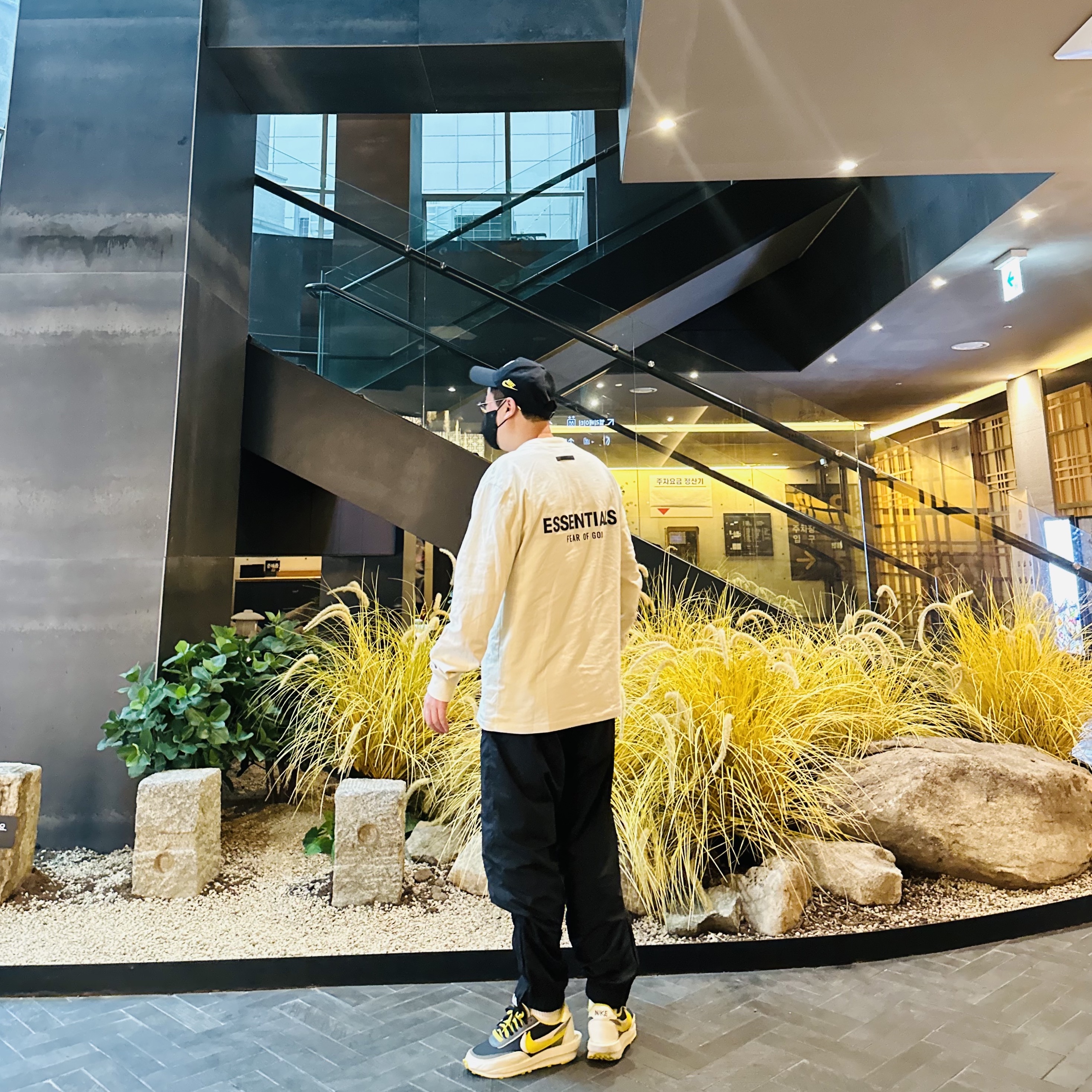 Nike Heritage 86 Cap Black, Essentials Long Sleeve T-Shirt Cream - 21SS 착용 스타일 - 3