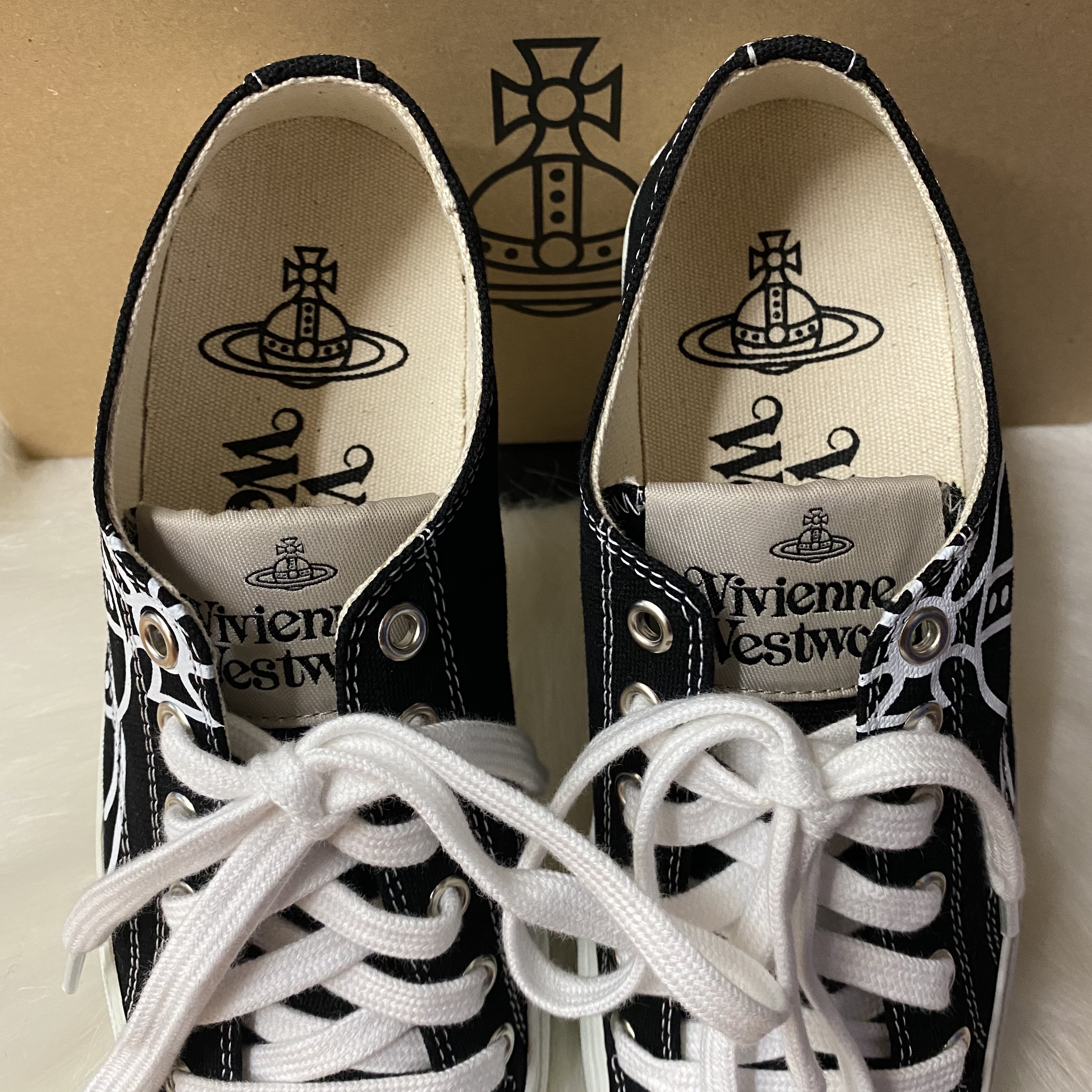 (W) Vivienne Westwood Plimsoll Low Top 2.0 Trainer Black 착용 스타일 - 2