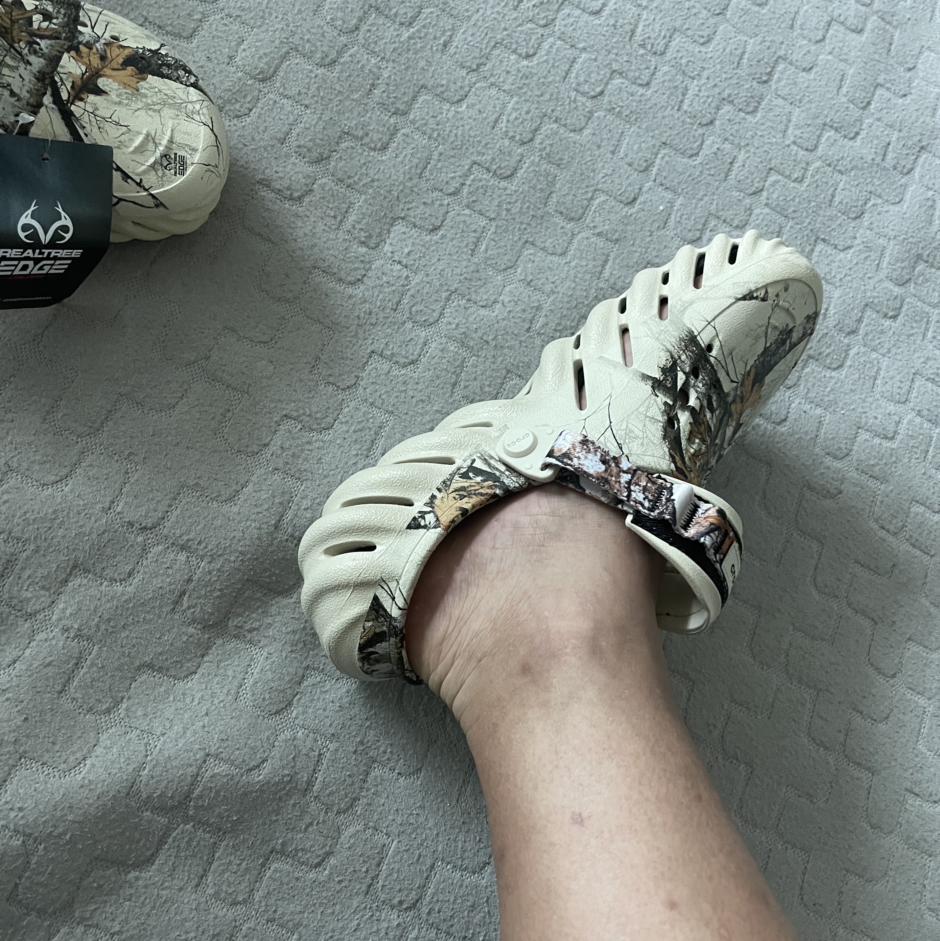 Crocs Echo Clog Real Tree Bone 착용 스타일 - 4