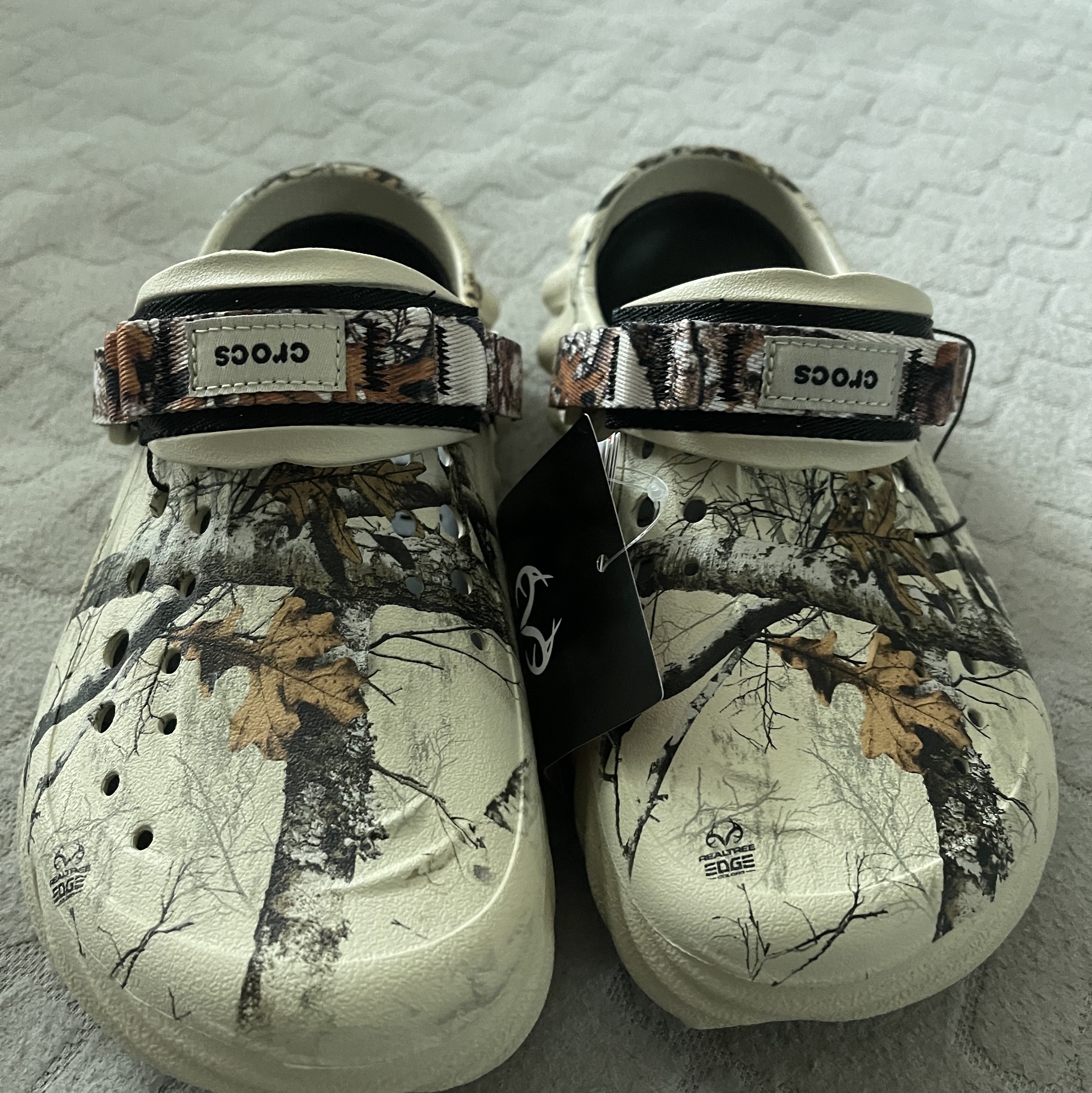 Crocs Echo Clog Real Tree Bone 착용 스타일 - 2