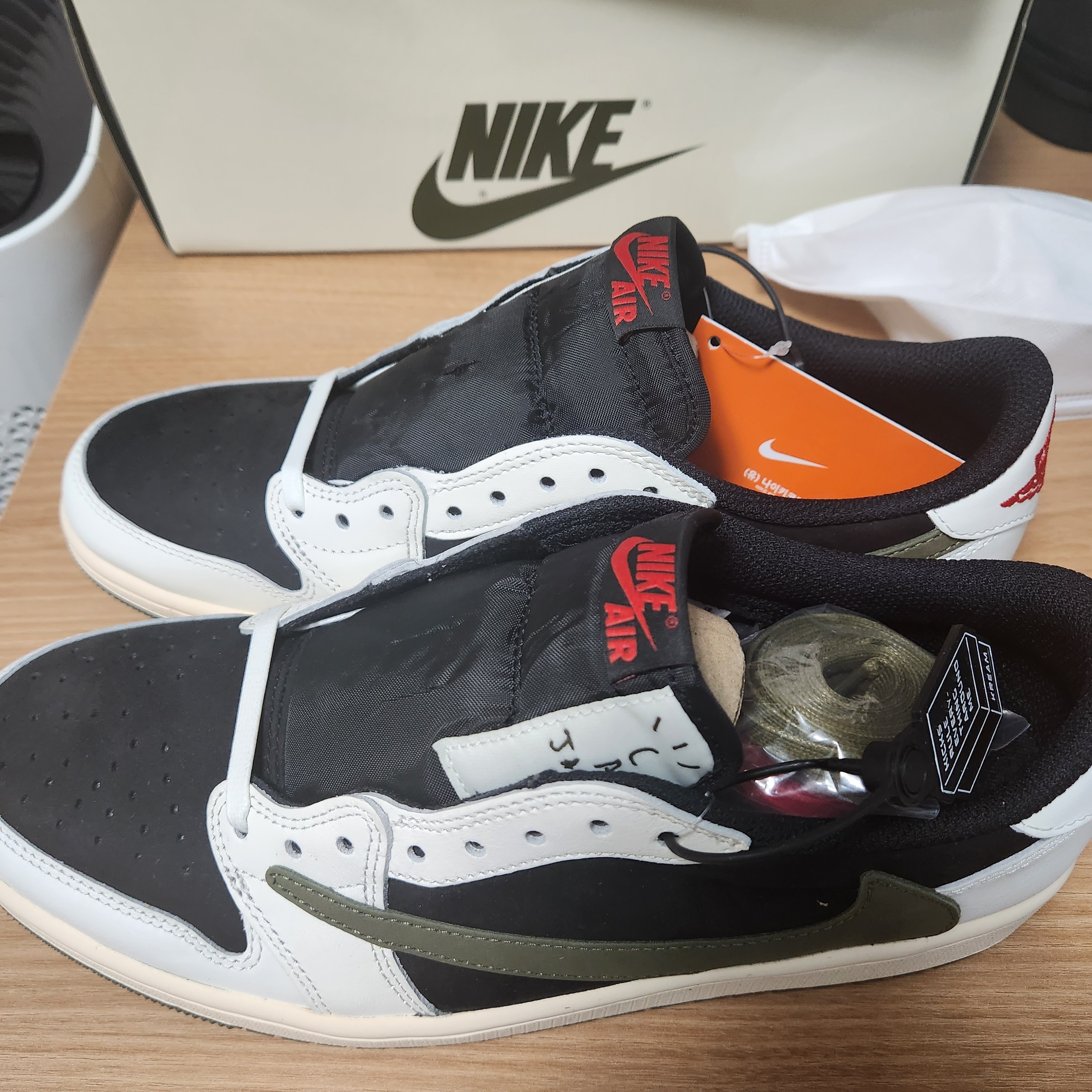 (W) Jordan 1 x Travis Scott Retro Low OG SP Medium Olive, (PS) Jordan 1 x Travis Scott Retro Low OG SP Medium Olive 착용 스타일 - 1