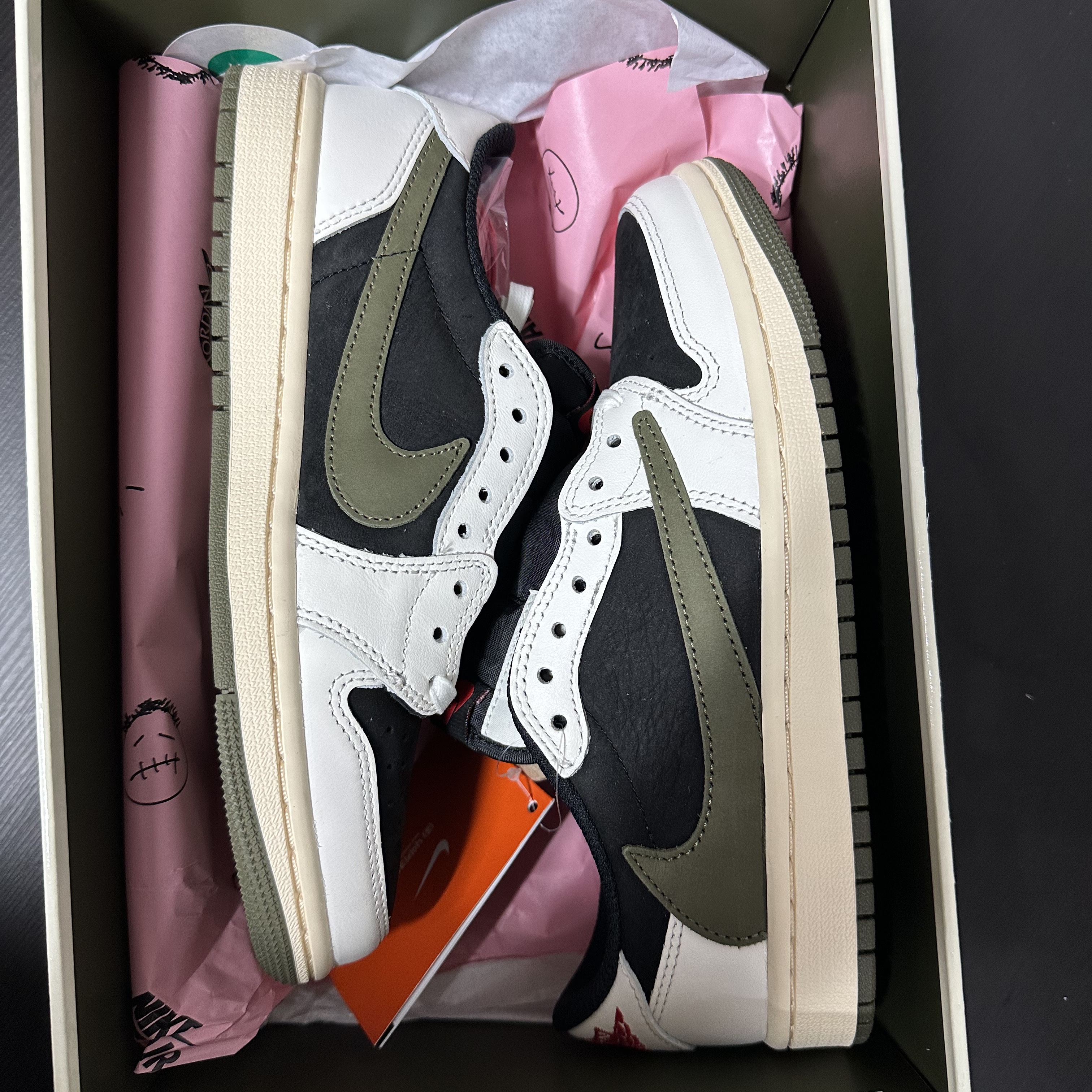 (W) Jordan 1 x Travis Scott Retro Low OG SP Medium Olive 착용 스타일 - 3