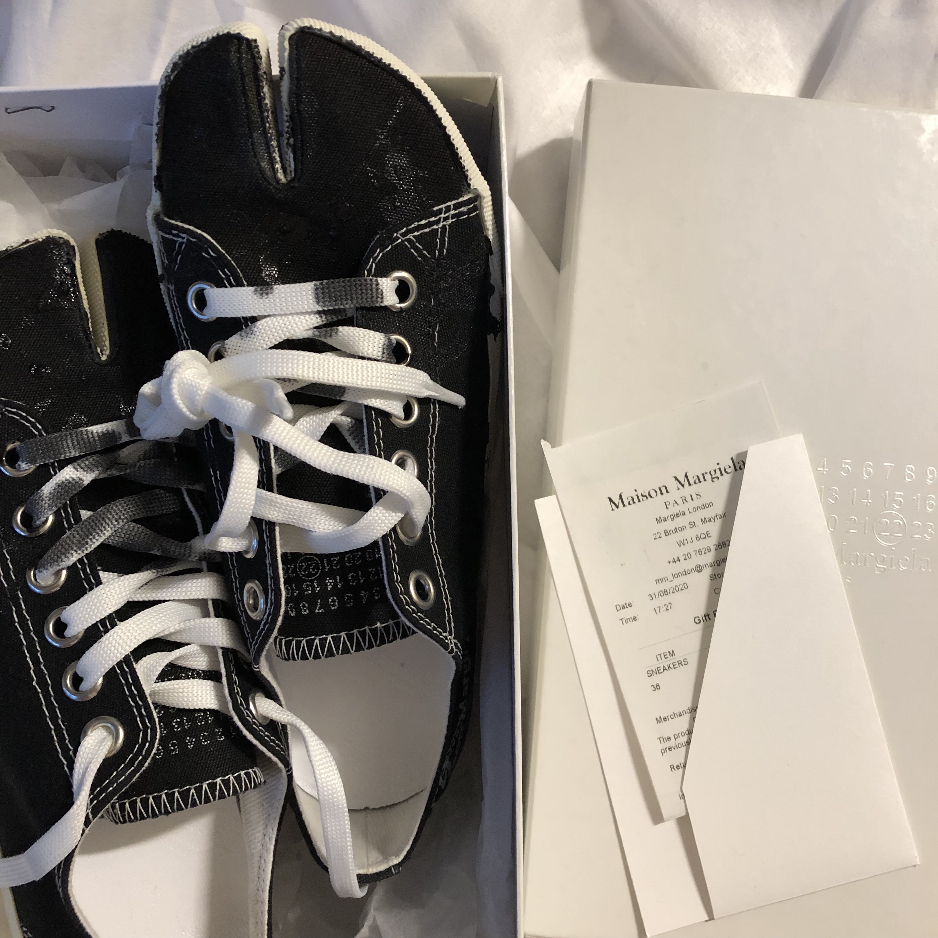 Maison Margiela Tabi Paint Drop Sneakers Black 착용 스타일