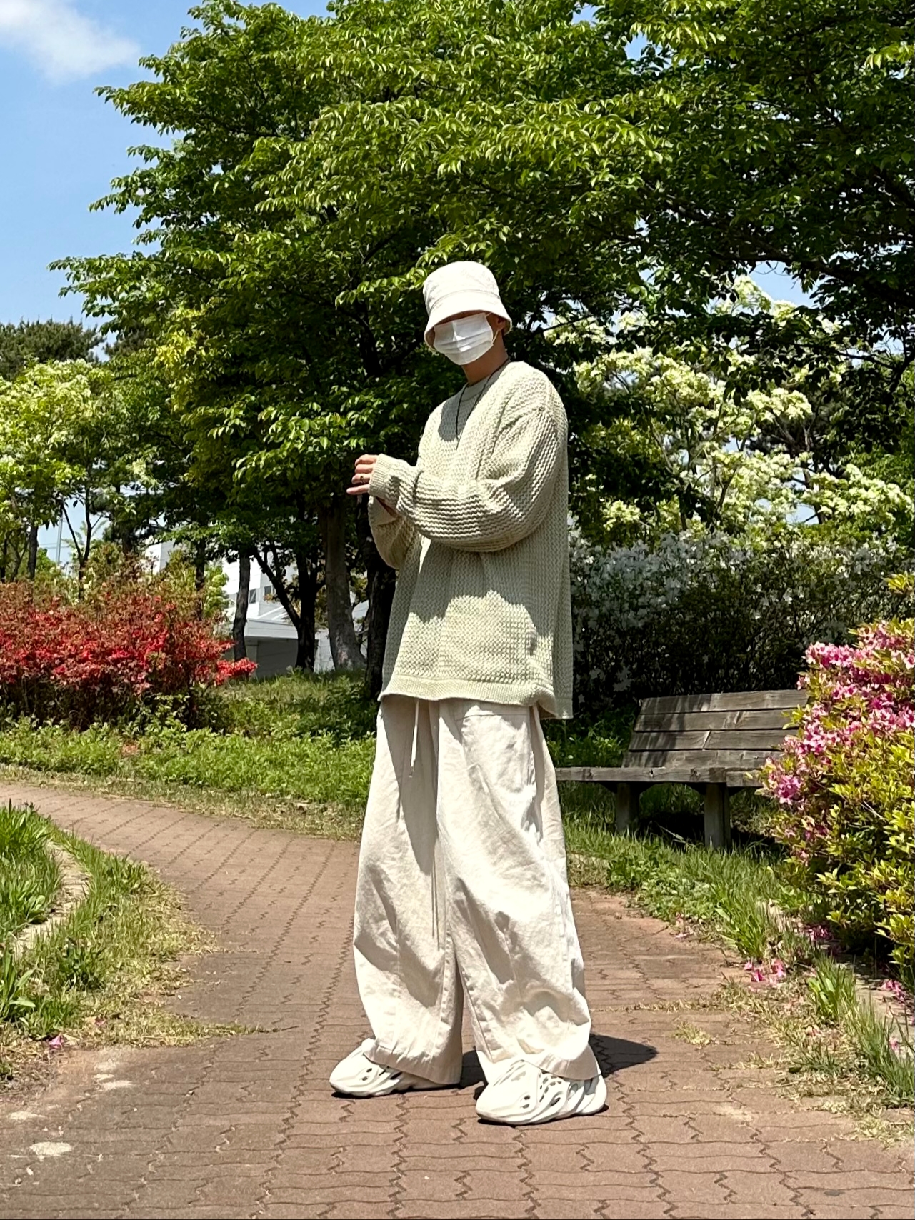 Adidas Yeezy Foam RNNR Sand 착용 스타일 - 1