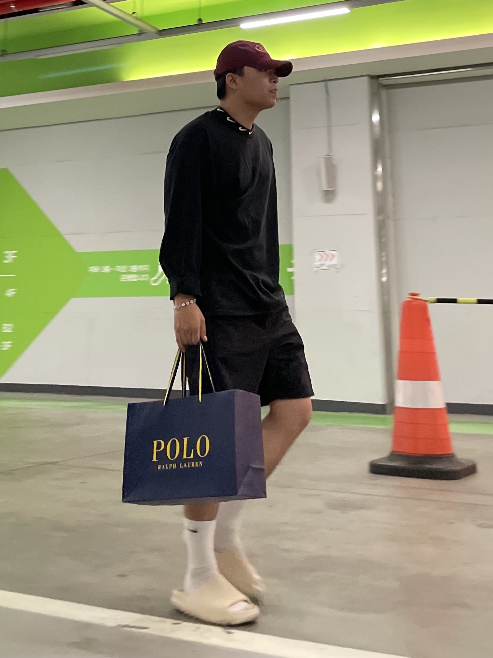 Adidas Yeezy Slide Bone 2022/2023, Nike x Stussy NRG BR LS Knit Top 착용 스타일