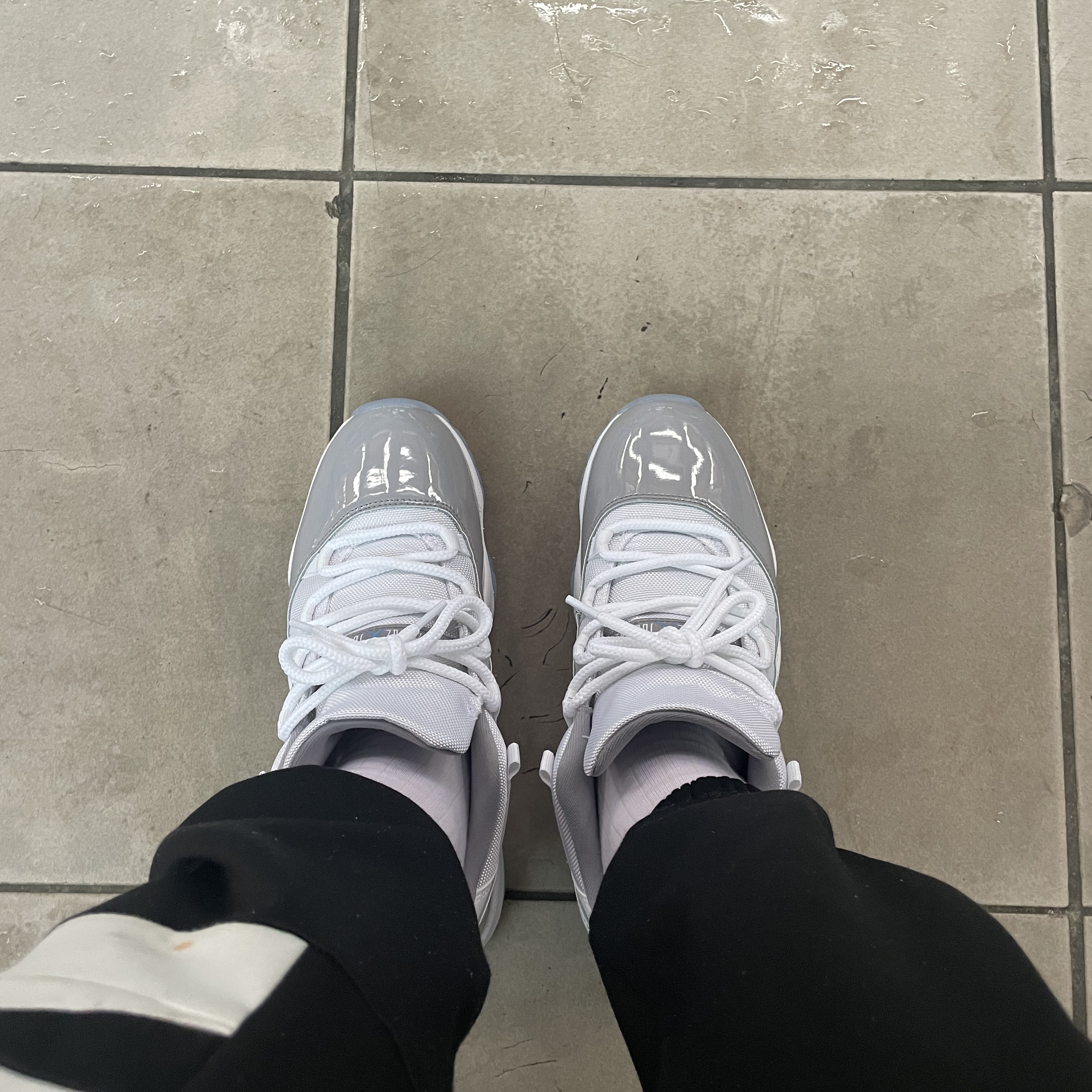 Jordan 11 Retro Low Cement Grey 착용 스타일 - 3