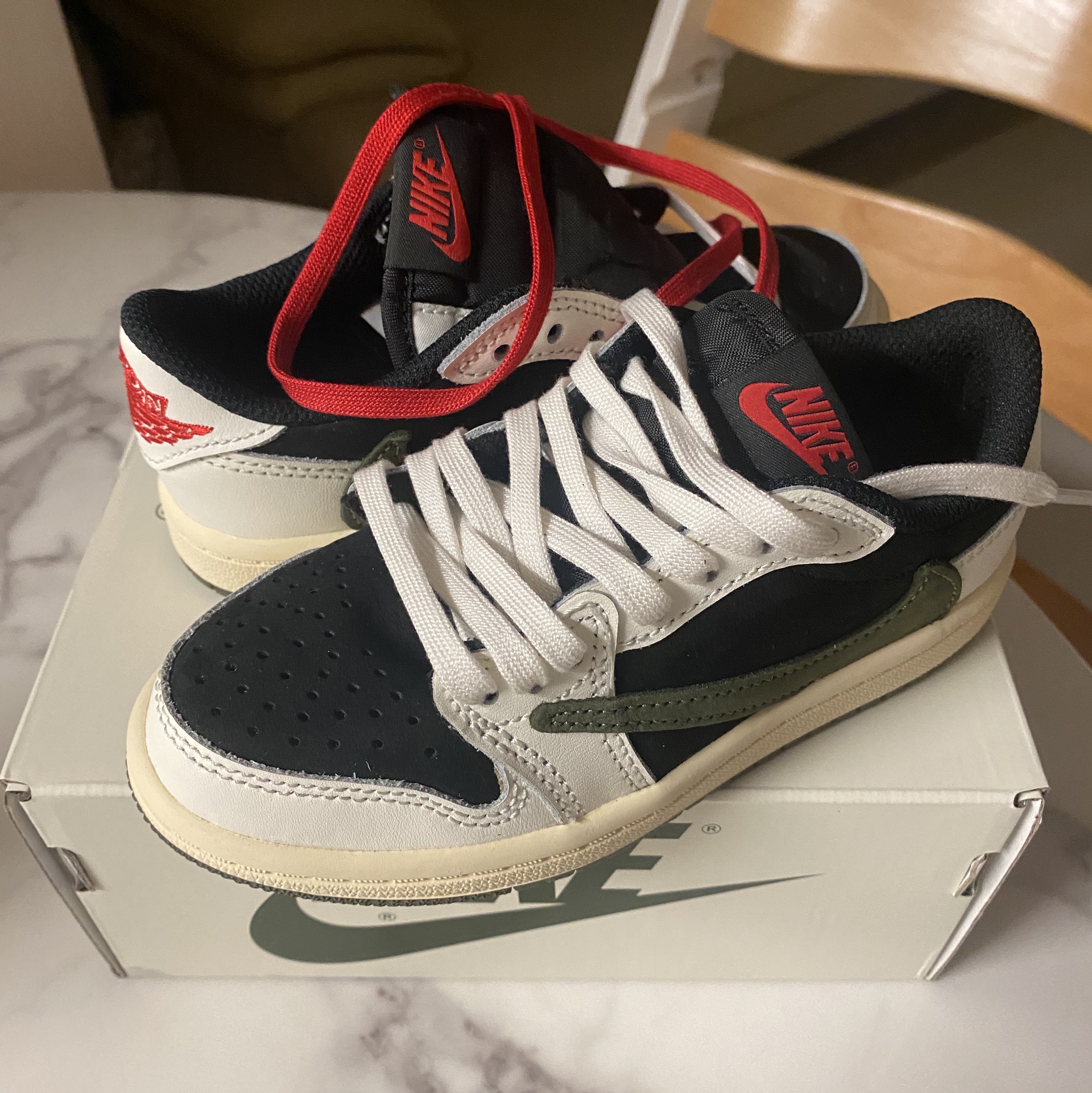 (PS) Jordan 1 x Travis Scott Retro Low OG SP Medium Olive 착용 스타일 - 1