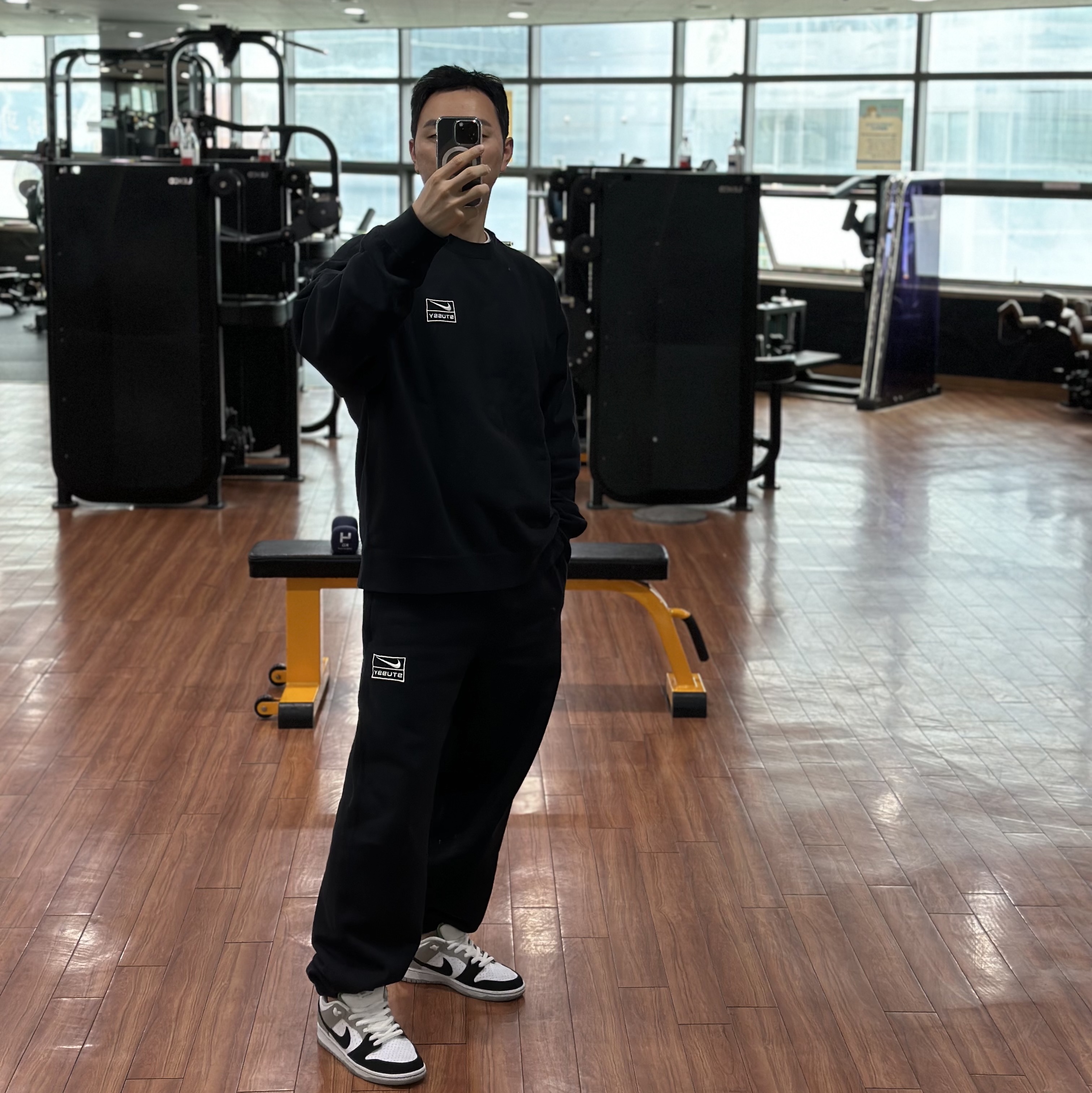 Nike x Stussy NRG Washed Fleece Crewneck Black (DO5310-010), Nike x Stussy NRG Washed Fleece Pants Black (DO5296-010) 착용 스타일 - 1