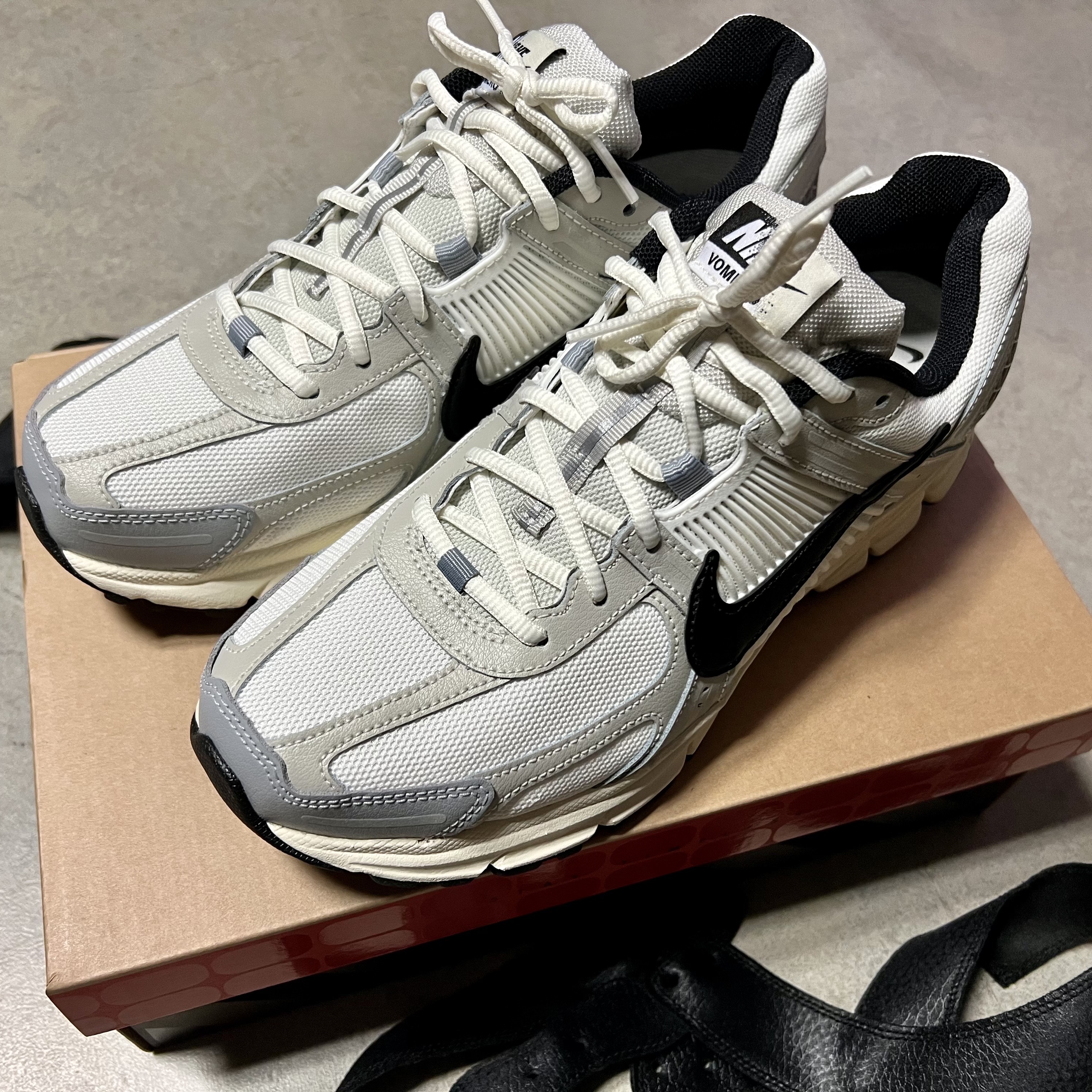 (W) Nike Zoom Vomero 5 Wolf Grey and Black 착용 스타일