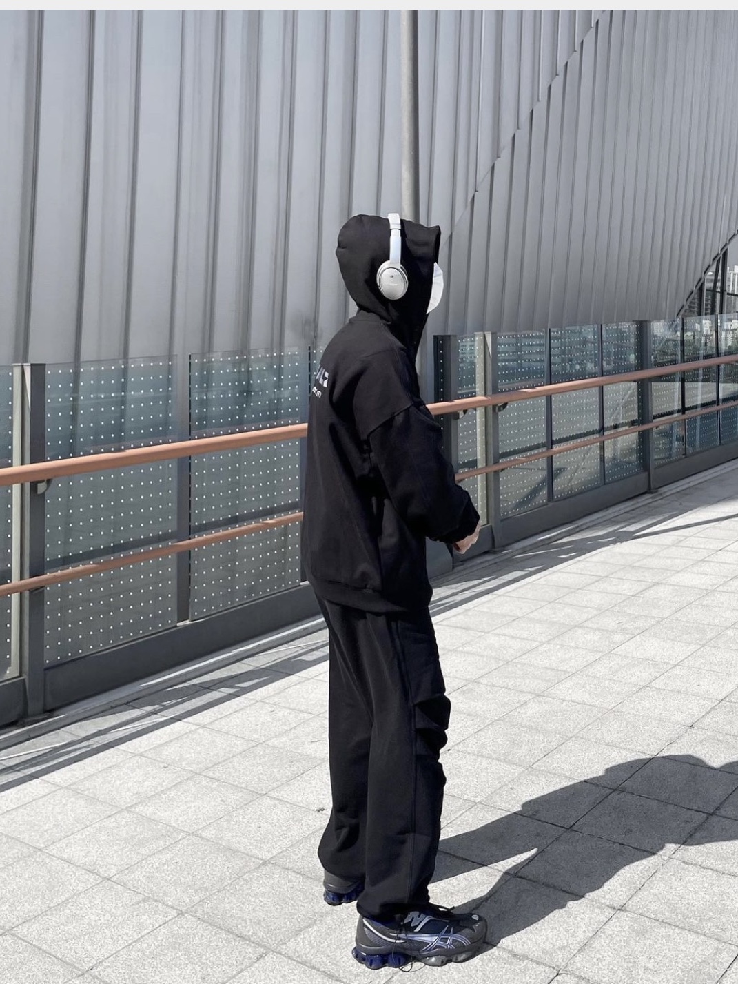 보스 QC45 이클립스 그레이 (국내 정식 발매 제품), 아식스 x 키코 코스타디노브 젤 퀀텀 지엔치아 다크 그레이 착용 스타일 - 3