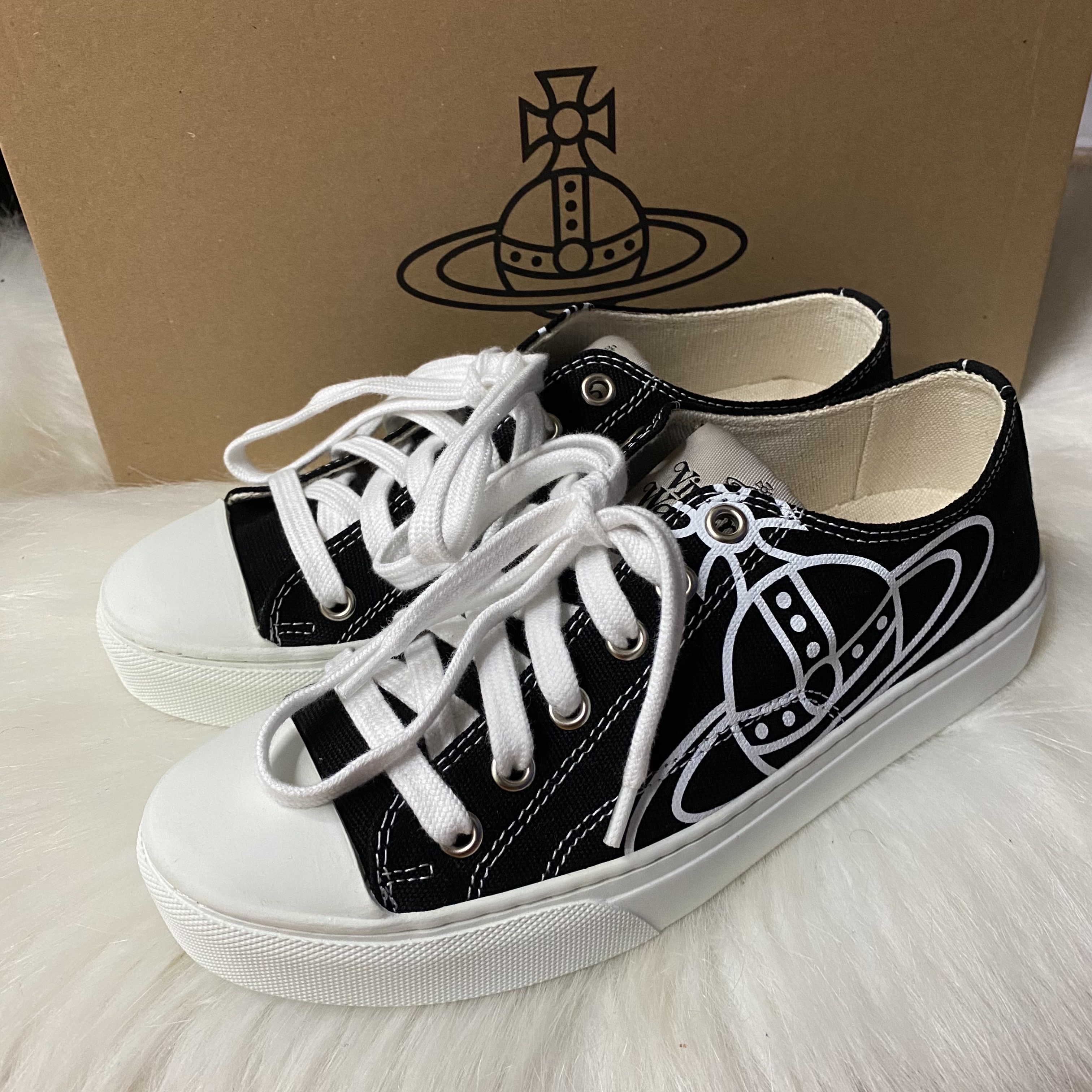 (W) Vivienne Westwood Plimsoll Low Top 2.0 Trainer Black 착용 스타일 - 1