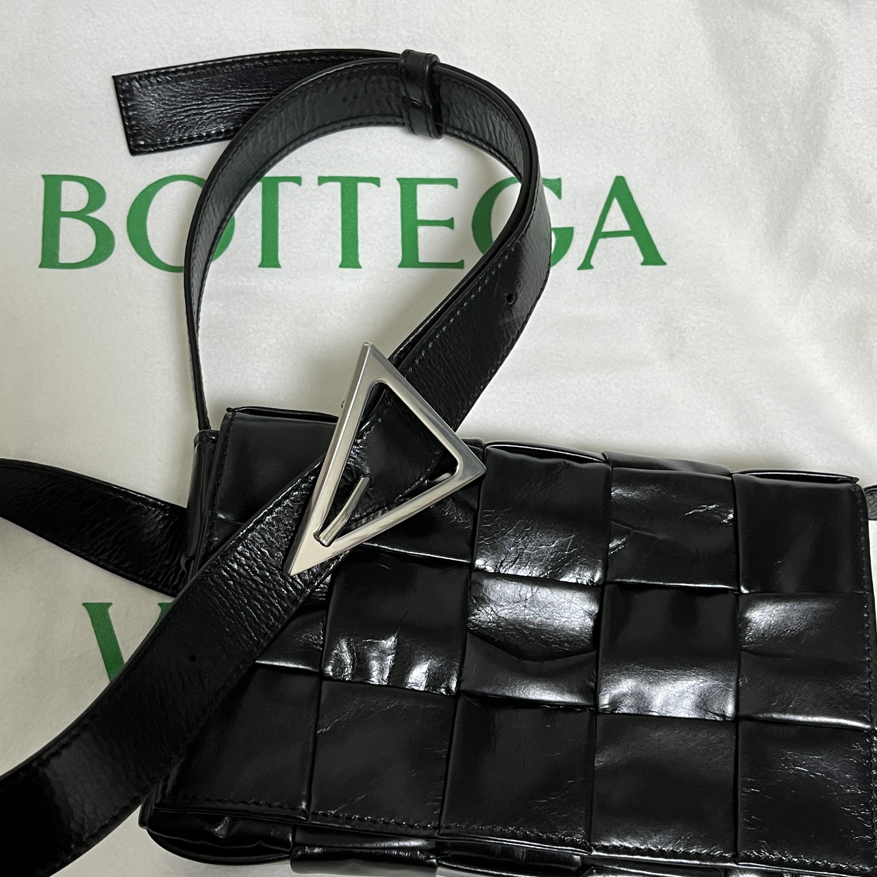 Bottega Veneta Small Leather Cassette Black 착용 스타일