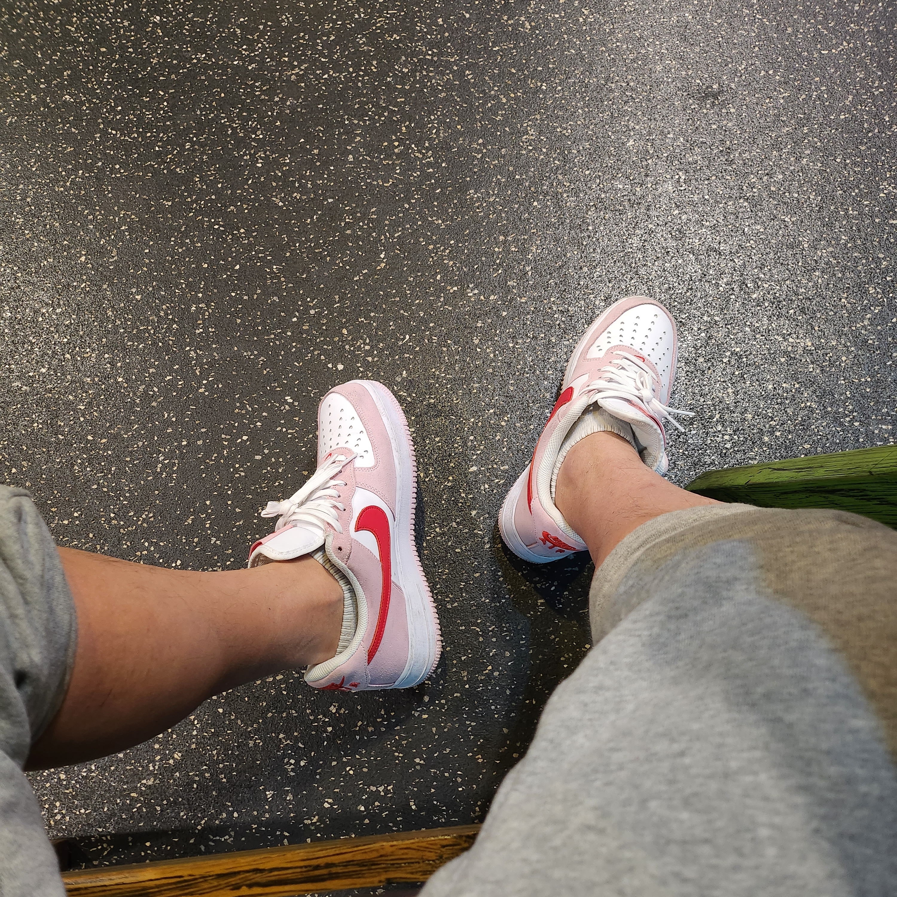 Nike Air Force 1 '07 QS Valentine's Day 착용 스타일