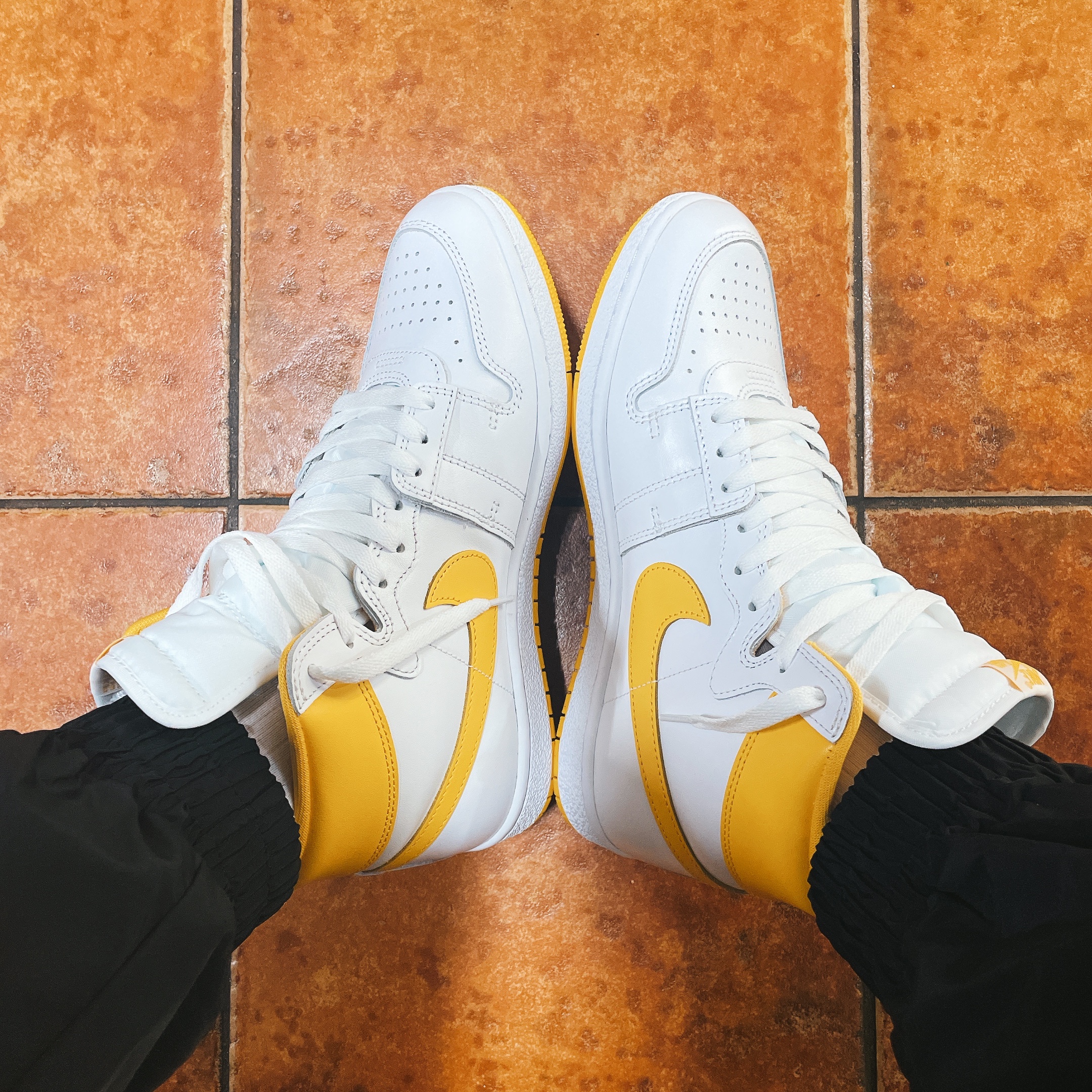 Jordan Air Ship SP White University Gold 착용 스타일 - 2