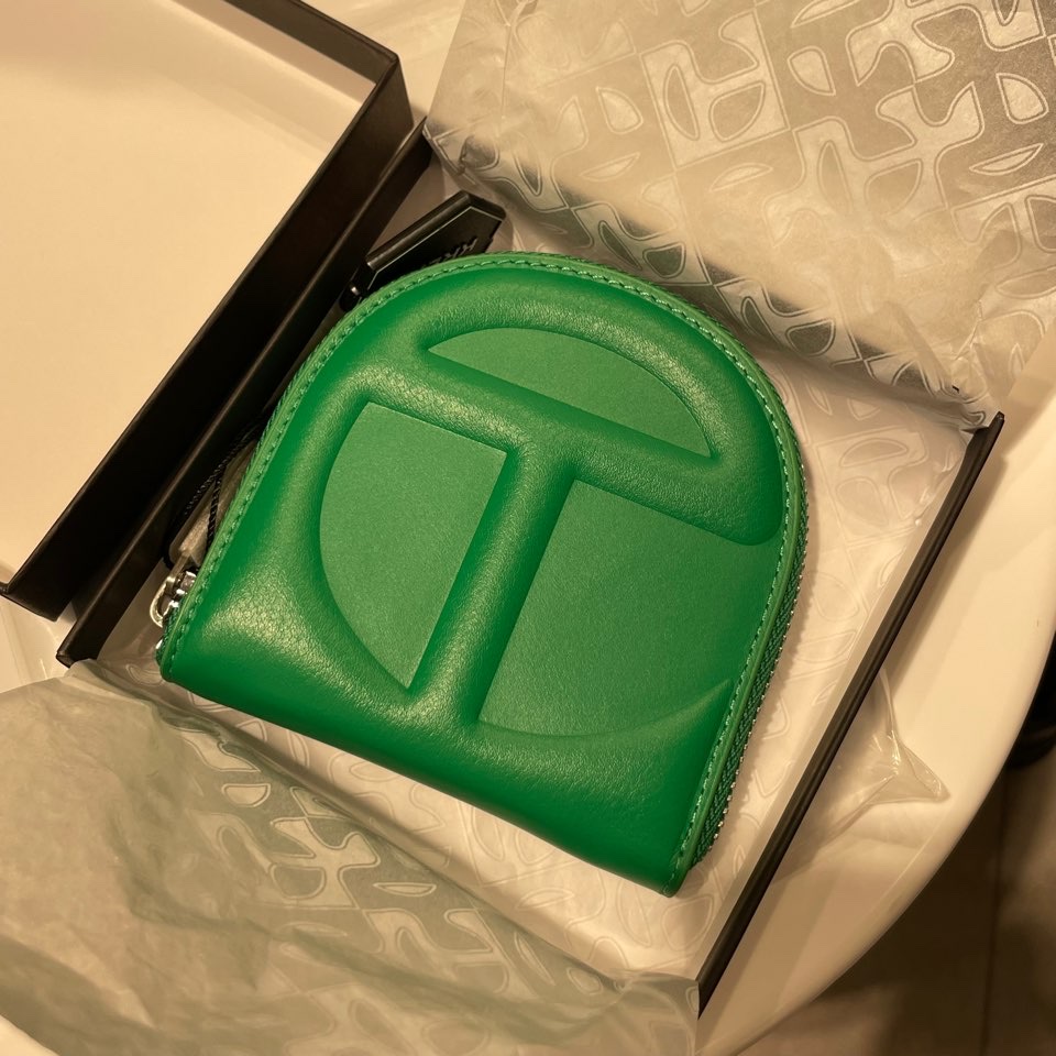 Telfar Wallet Greenscreen 착용 스타일