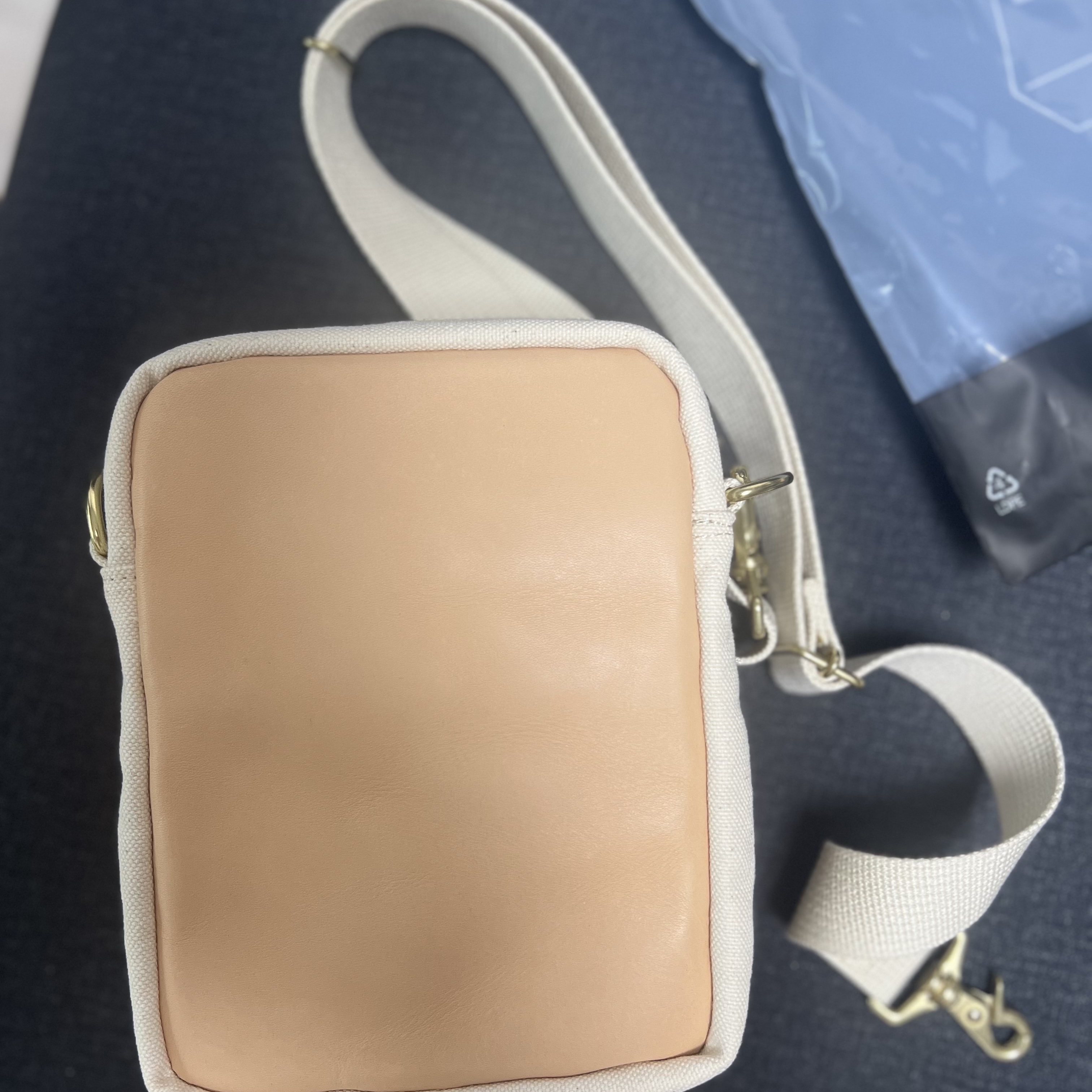 Porter x JJJJound Passport Bag S Off White 착용 스타일 - 2