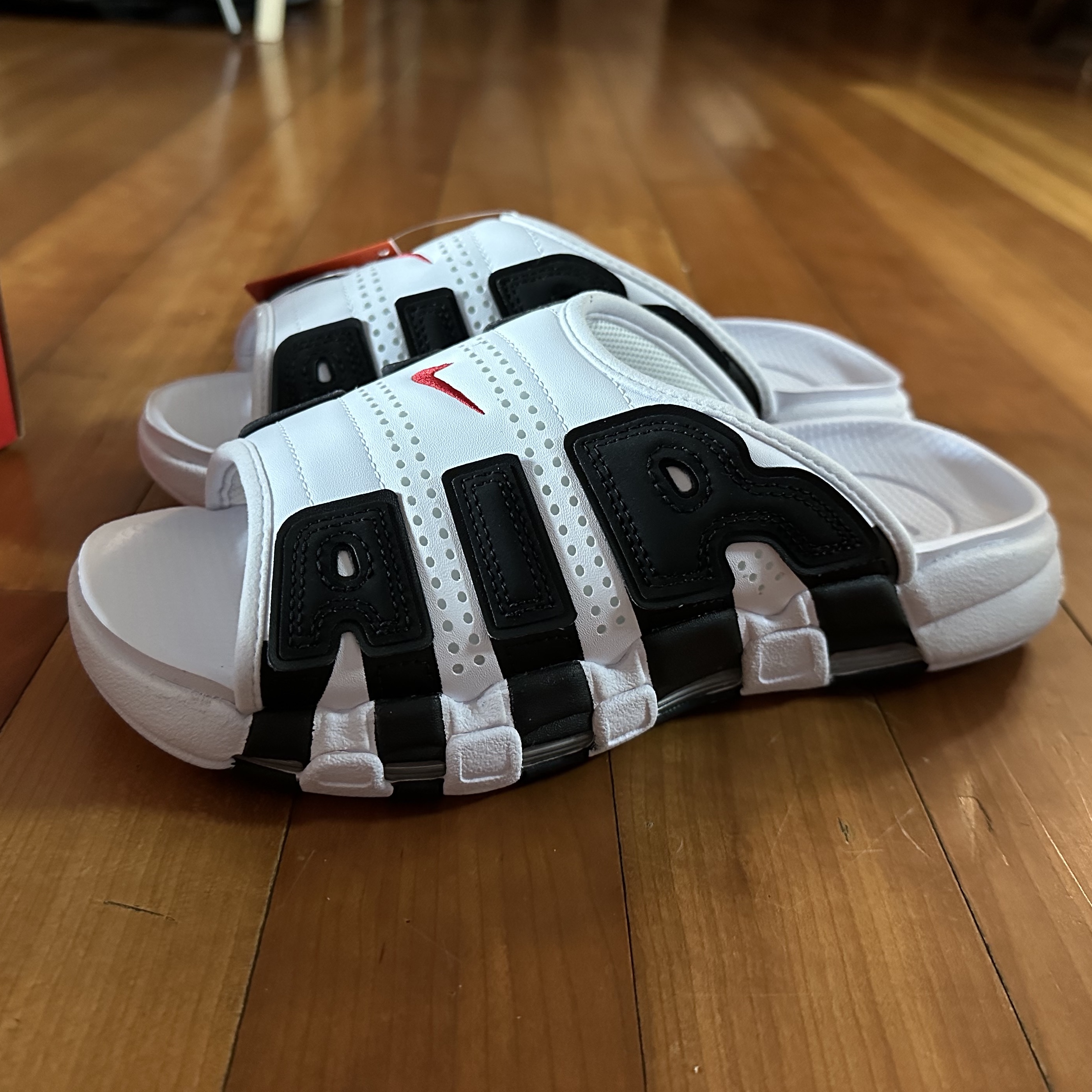 Nike Air More Uptempo Slide White Black 착용 스타일 - 1