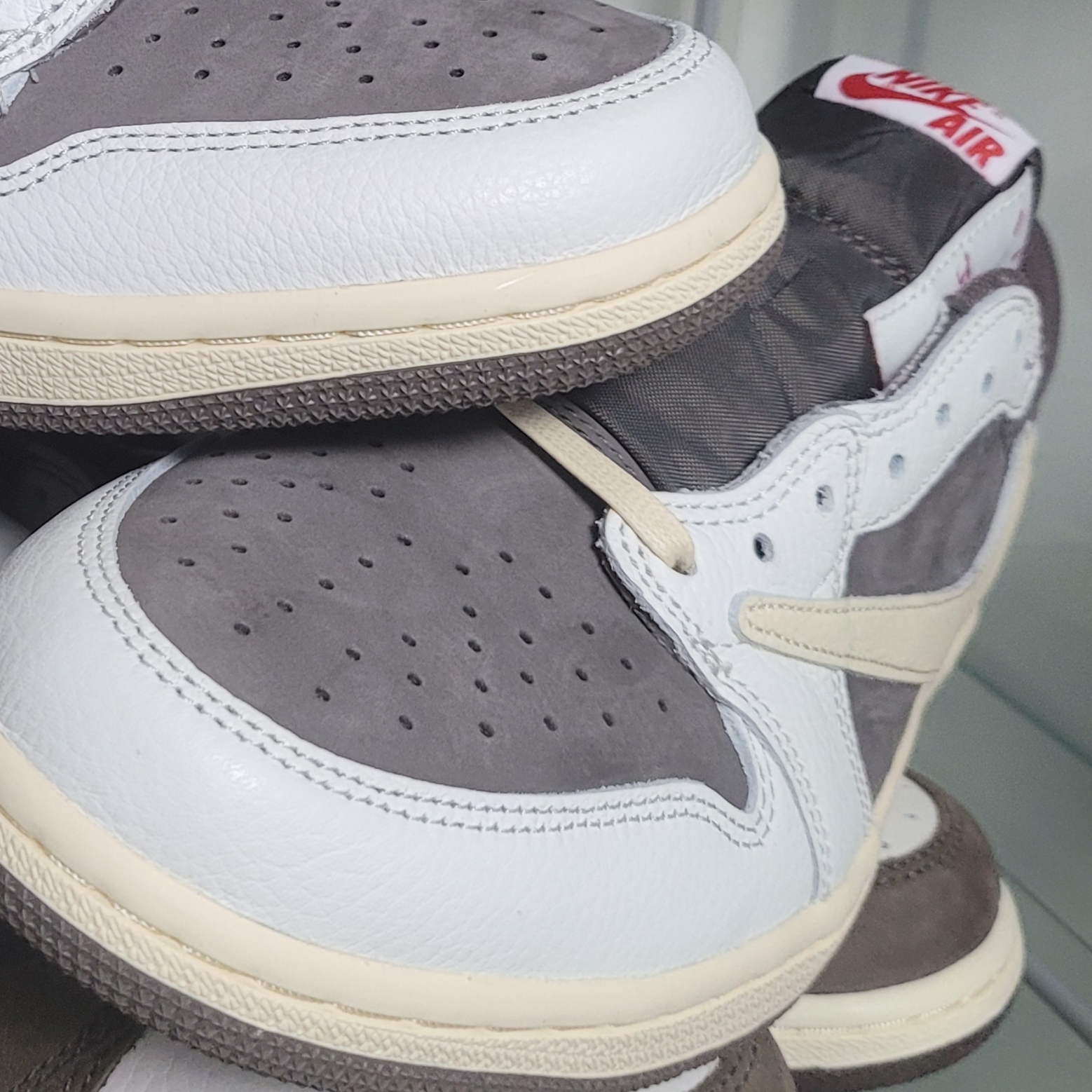 Jordan 1 x Travis Scott Retro Low OG SP Sail and Ridgerock 착용 스타일
