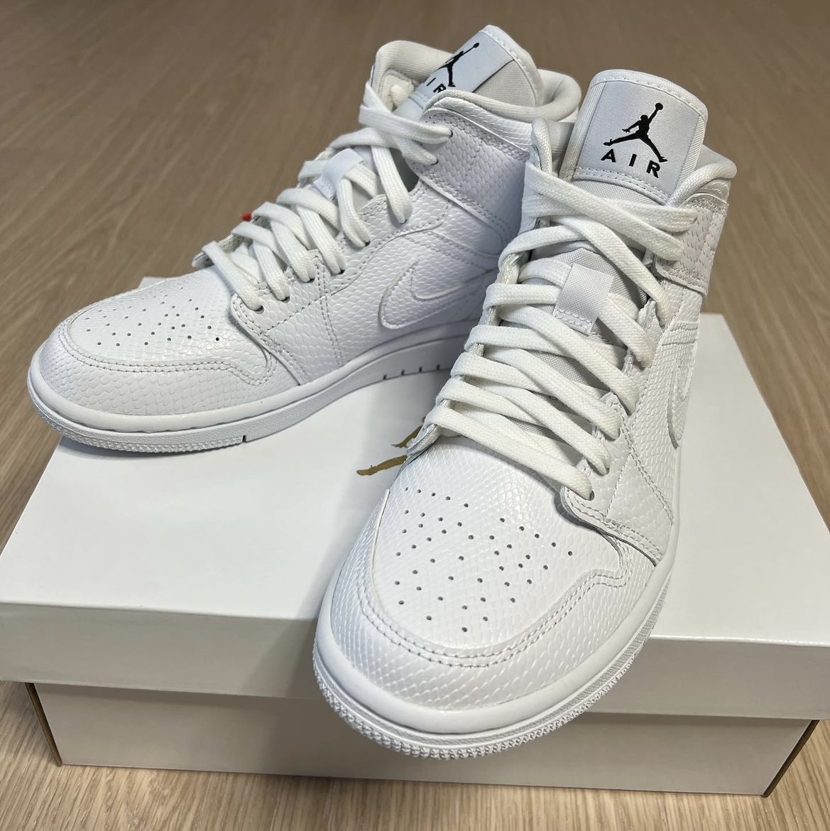 (W) Jordan 1 Mid White Snakeskin 착용 스타일