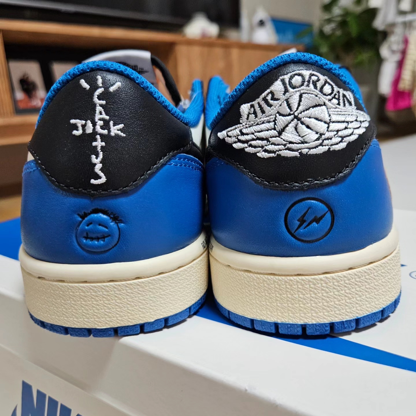 Jordan 1 x Travis Scott x Fragment Retro Low OG SP Military Blue 착용 스타일 - 4
