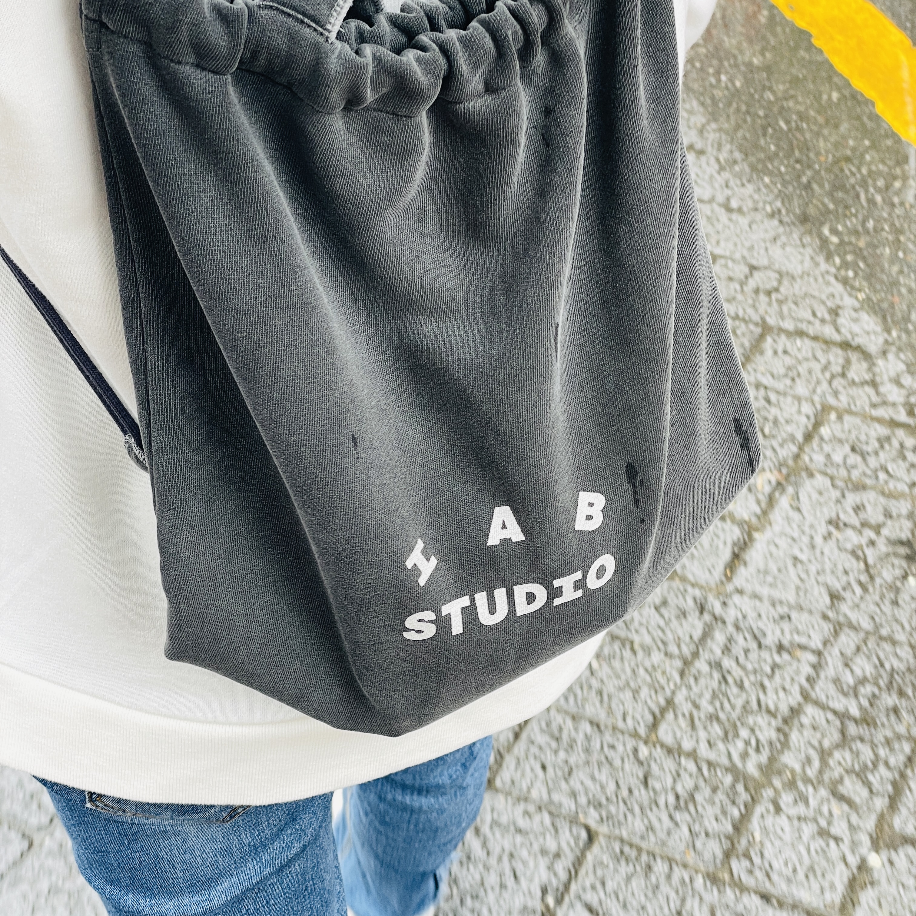 IAB Studio Pigment Sack Black 착용 스타일
