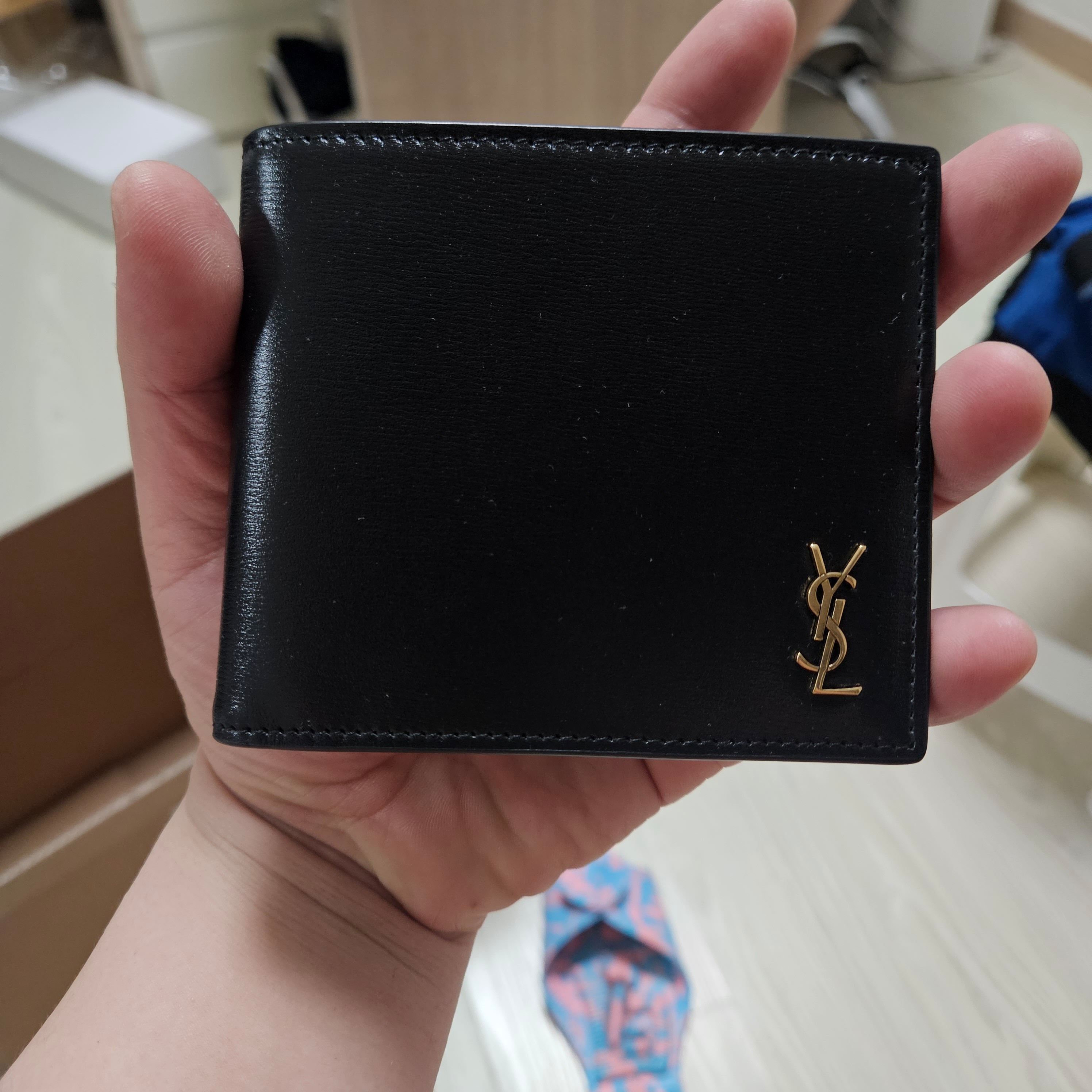 Saint Laurent Tiny Cassandre East/West Wallet in Shiny Leather Black 착용 스타일