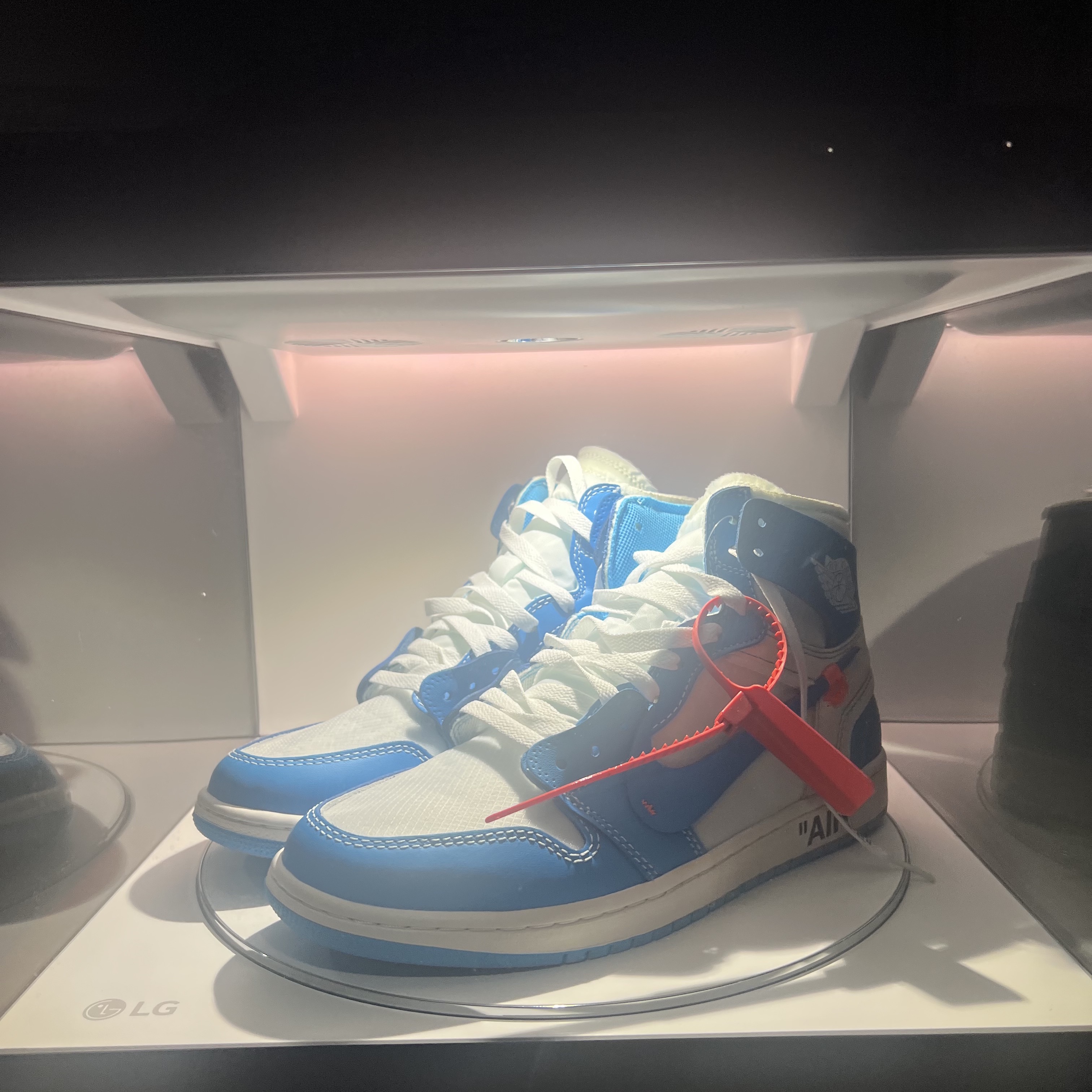 Jordan 1 x Off-White Retro High University Blue 착용 스타일
