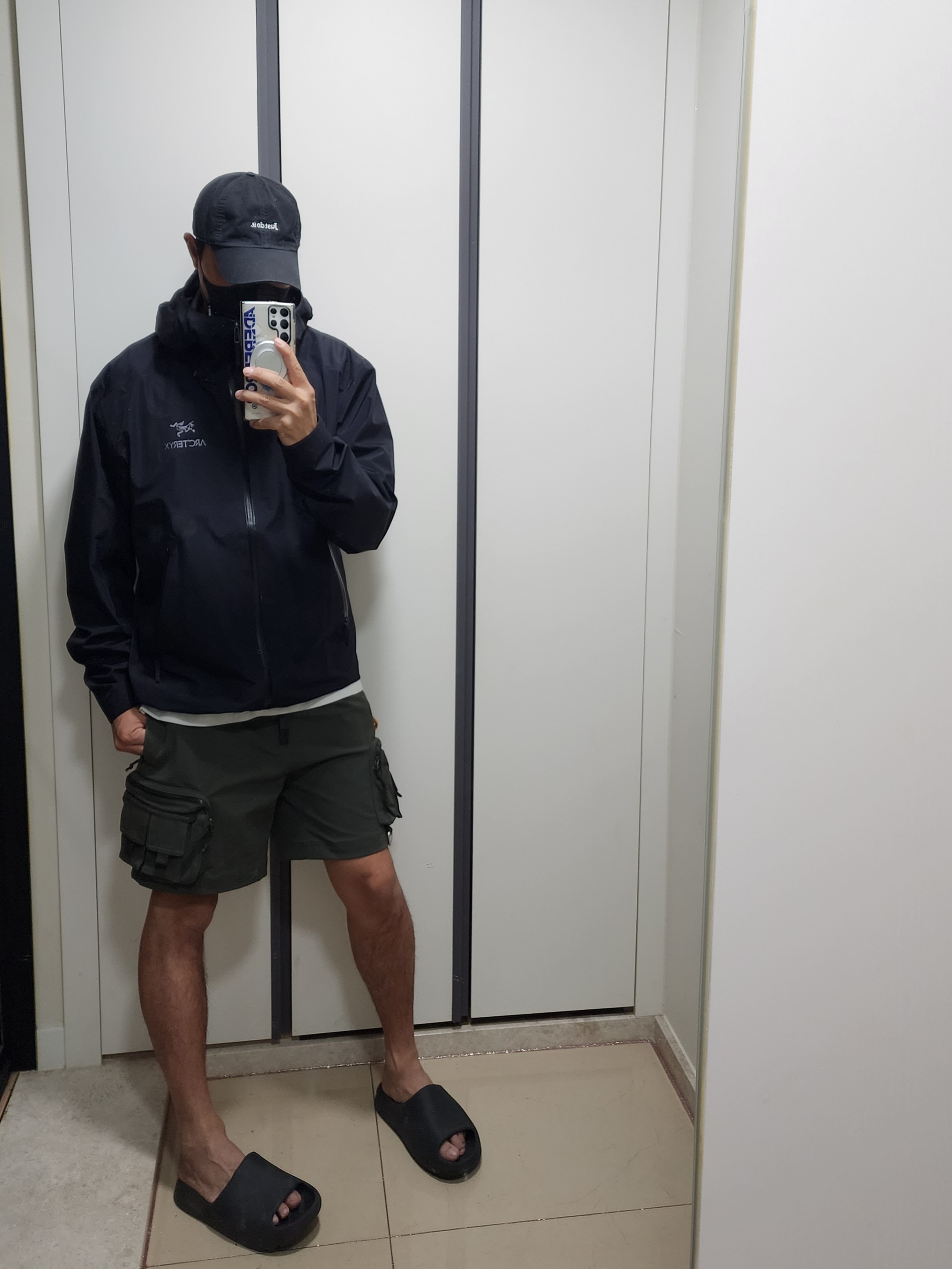 Arc'teryx Beta LT Jacket Black, Nike ACG Cargo Shorts Sequoia - Asia 착용 스타일 - 2