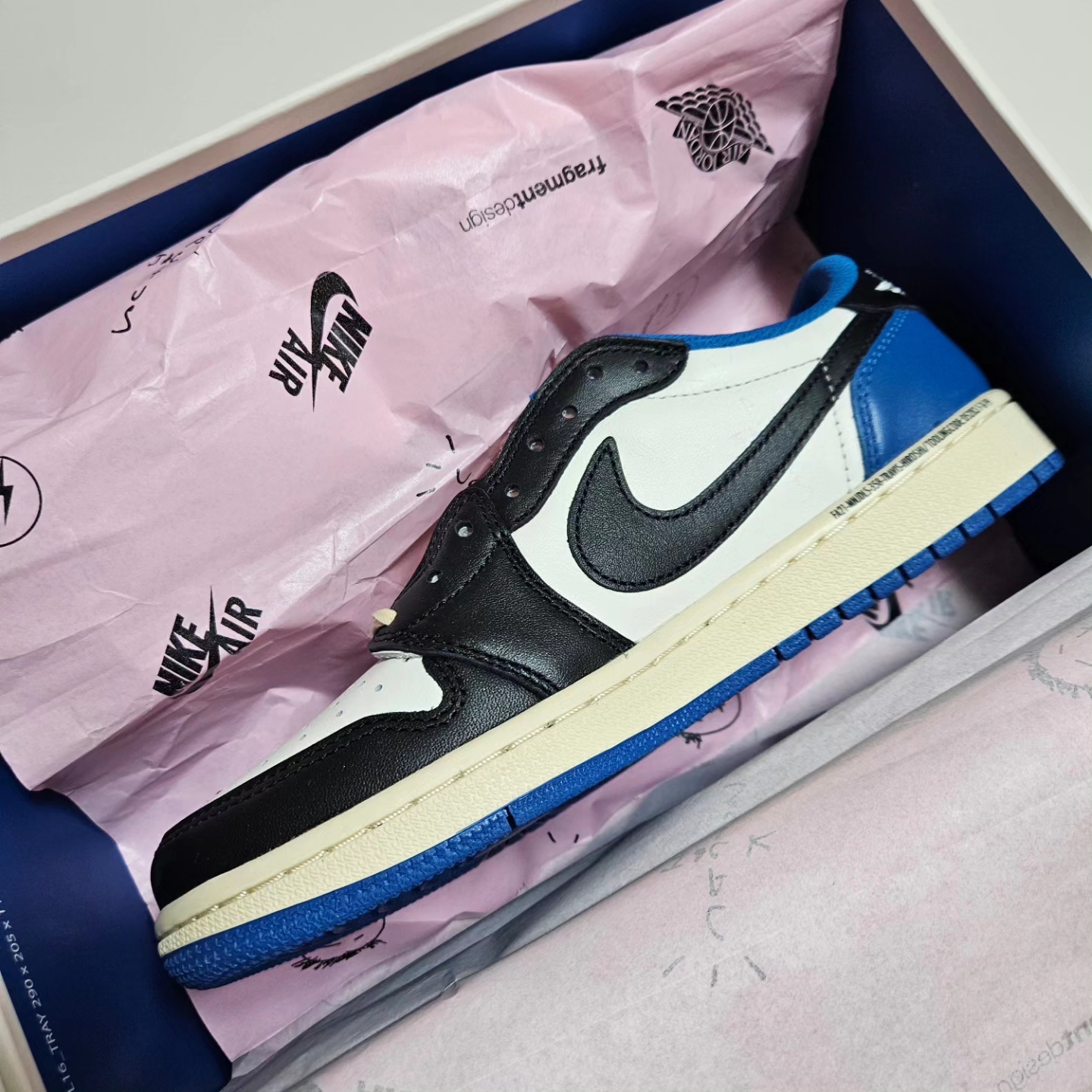 Jordan 1 x Travis Scott x Fragment Retro Low OG SP Military Blue 착용 스타일 - 5