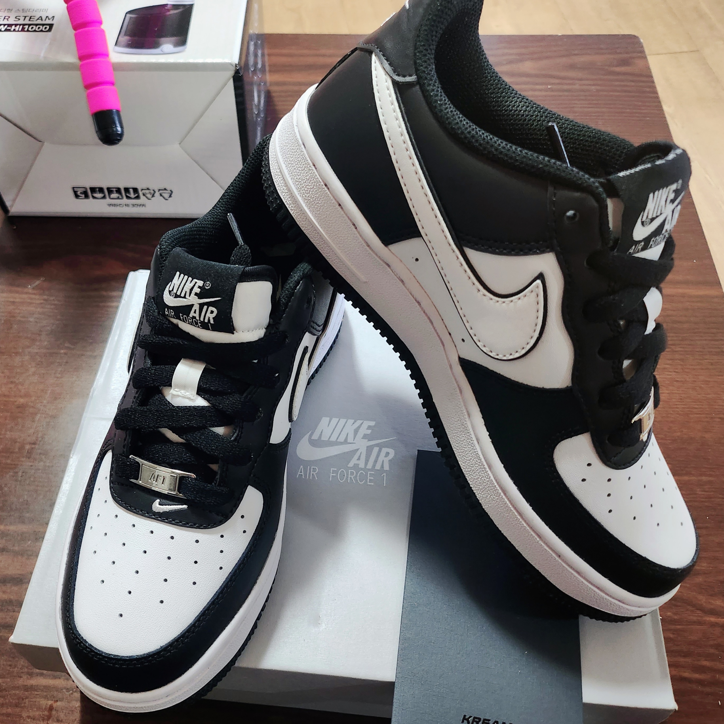 (GS) Nike Air Force 1 LV8 2 Black White 착용 스타일