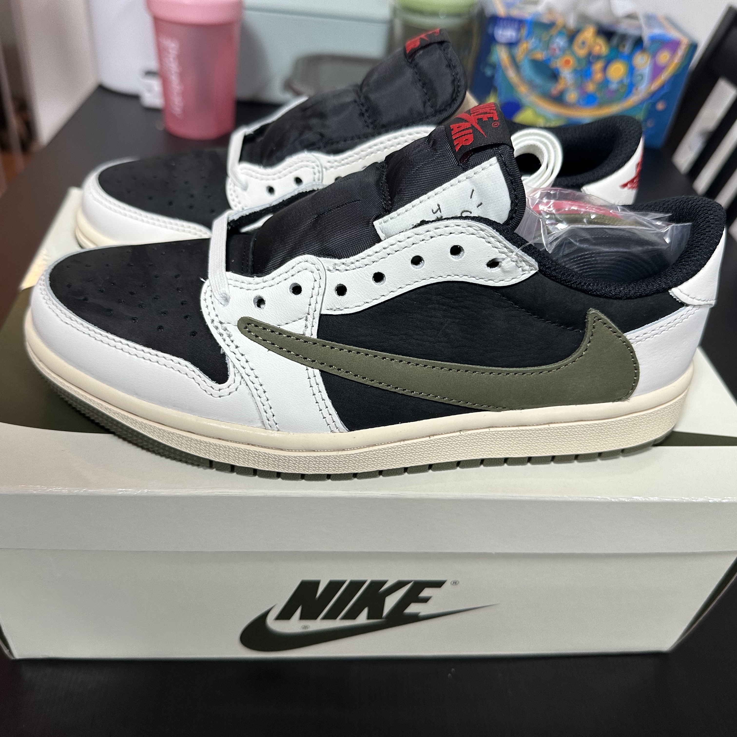 (W) Jordan 1 x Travis Scott Retro Low OG SP Medium Olive 착용 스타일 - 1