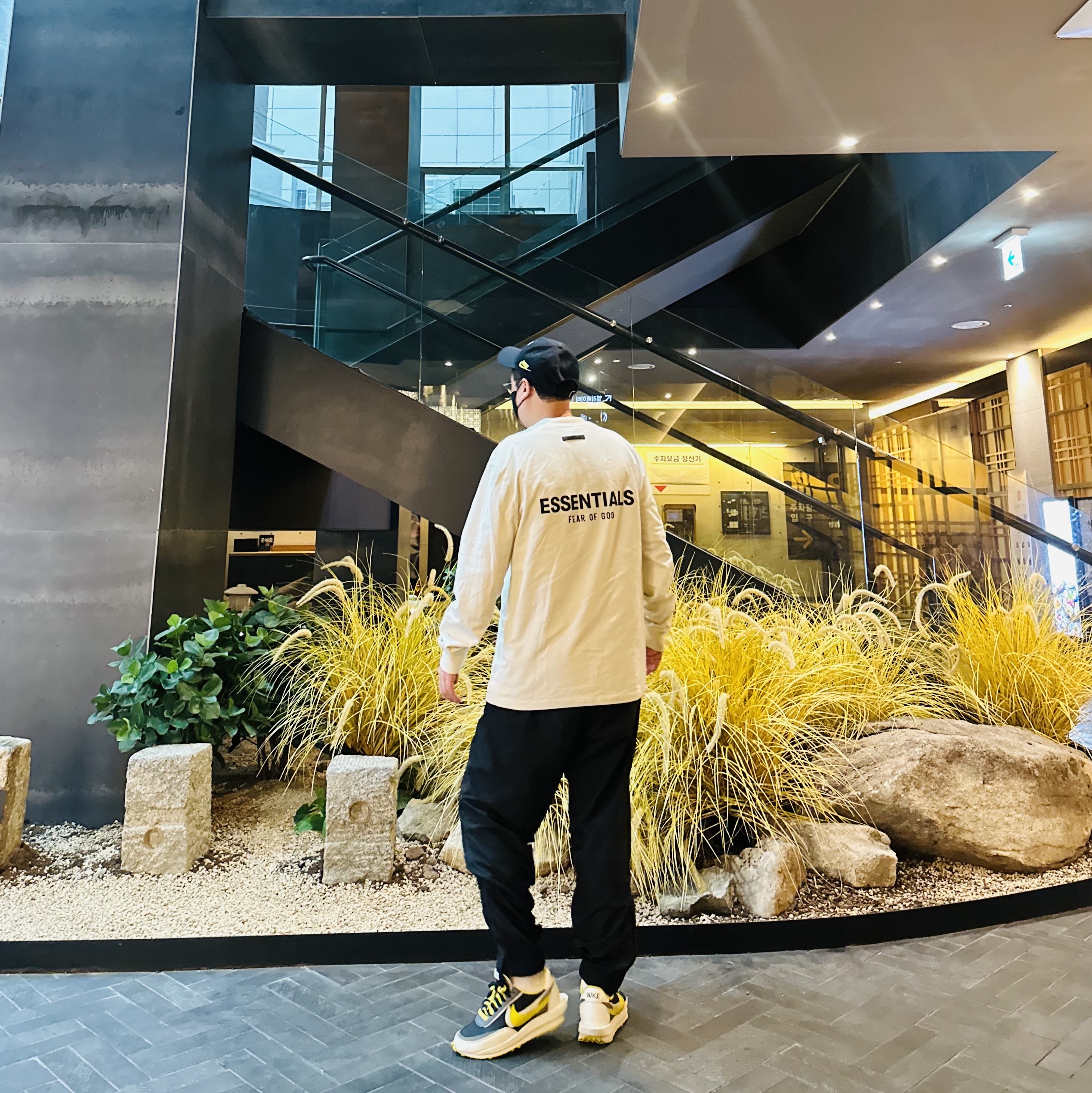 Nike Heritage 86 Cap Black, Essentials Long Sleeve T-Shirt Cream - 21SS 착용 스타일 - 2