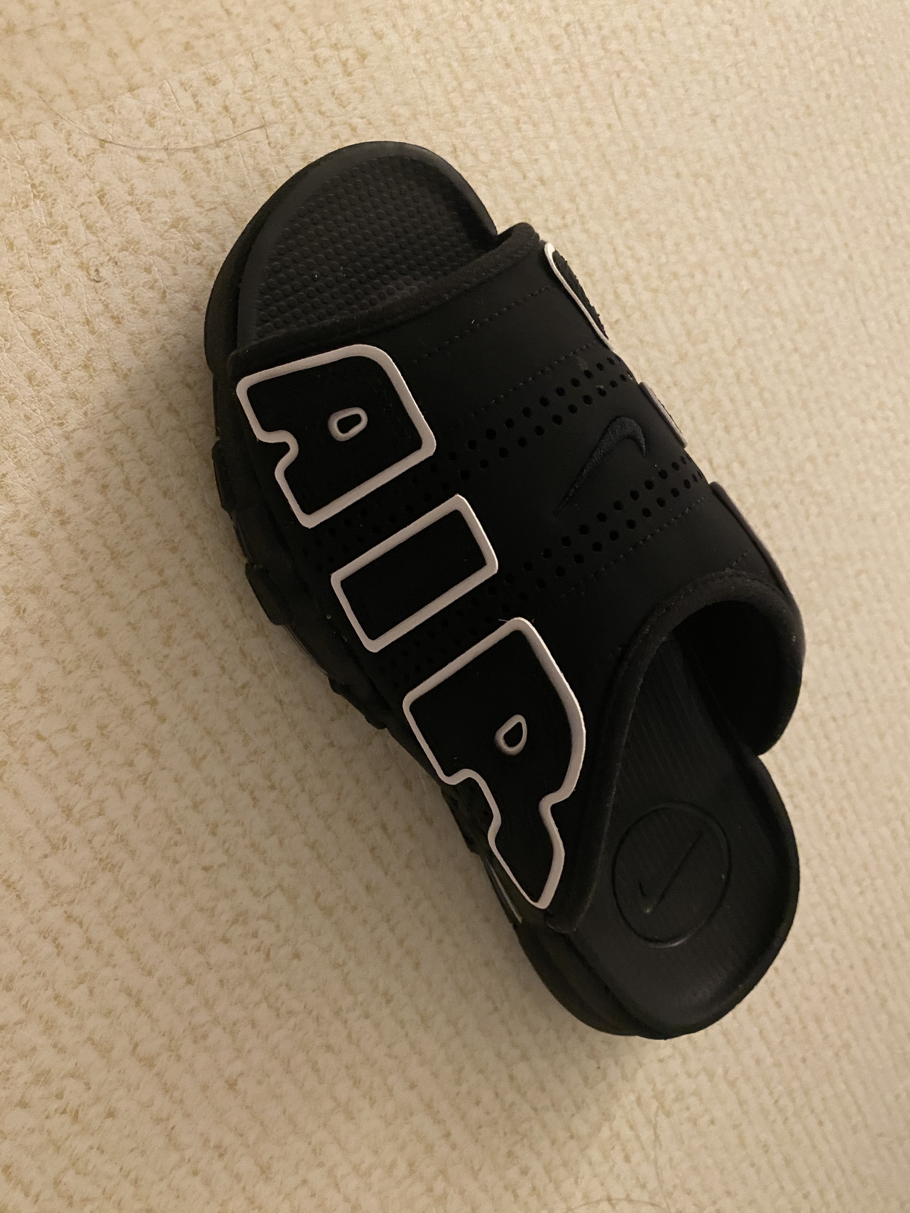 Nike Air More Uptempo Slide Black White 착용 스타일