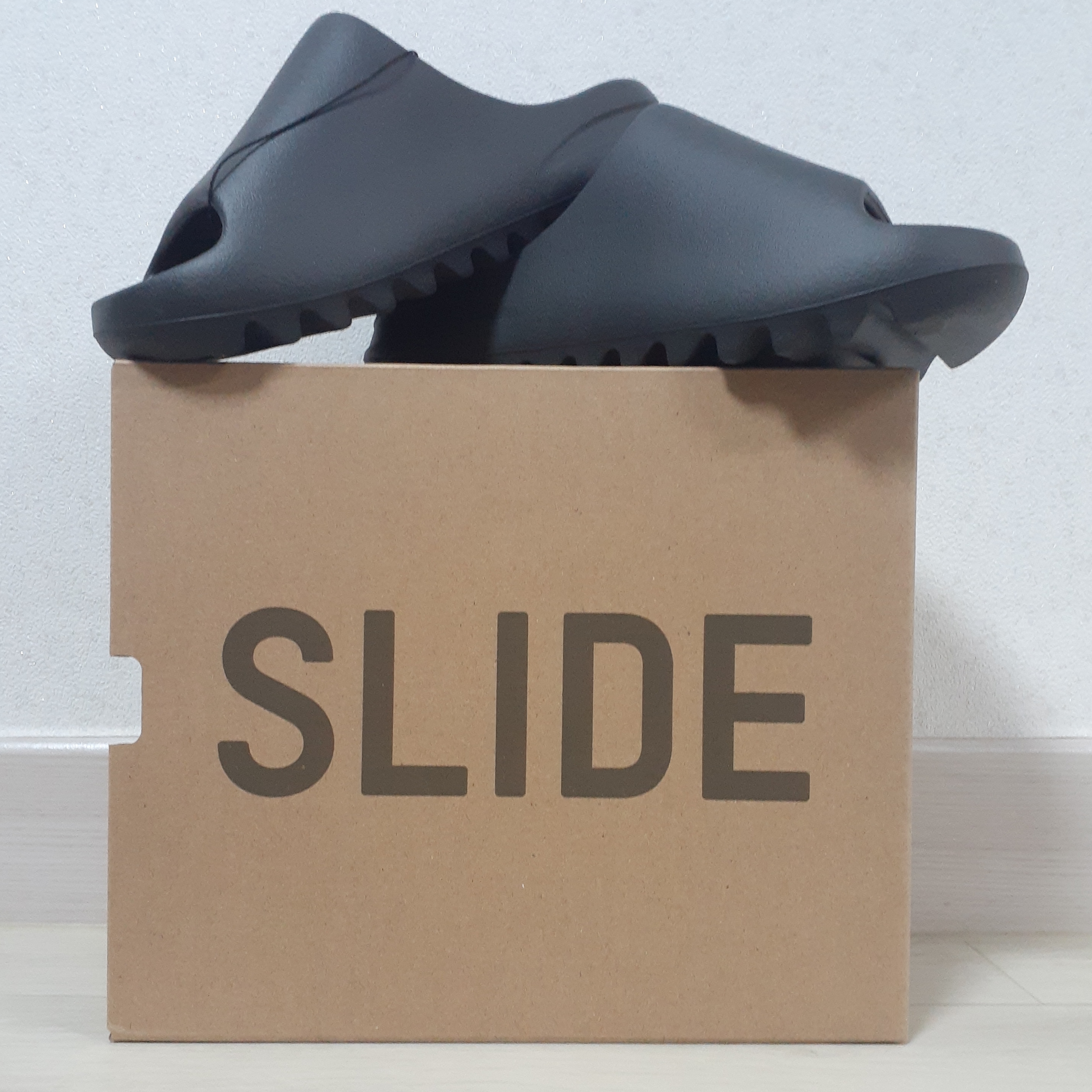 Adidas Yeezy Slide Onyx 착용 스타일 - 1