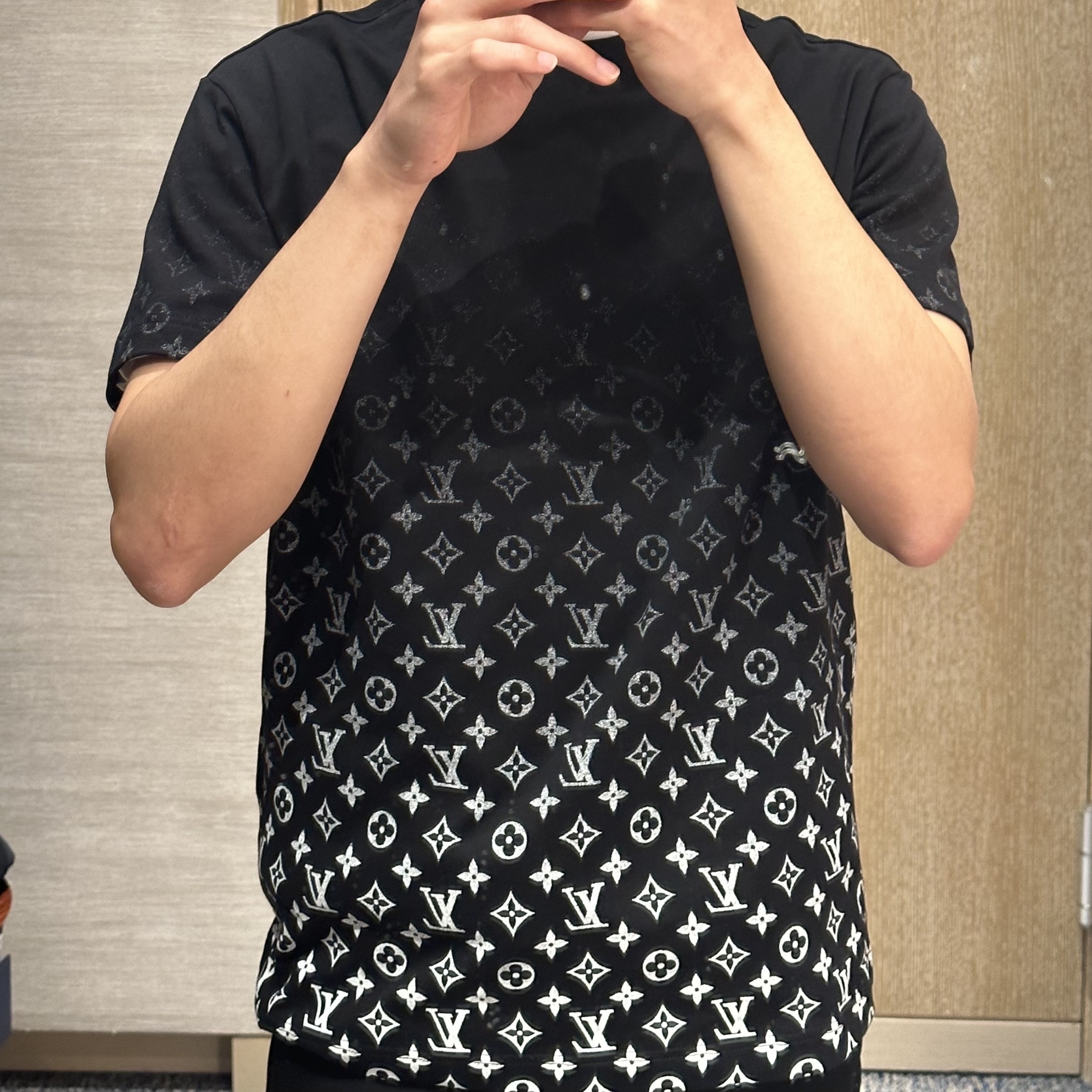 Louis Vuitton LVSE Monogram Gradient T-Shirt Black White 착용 스타일