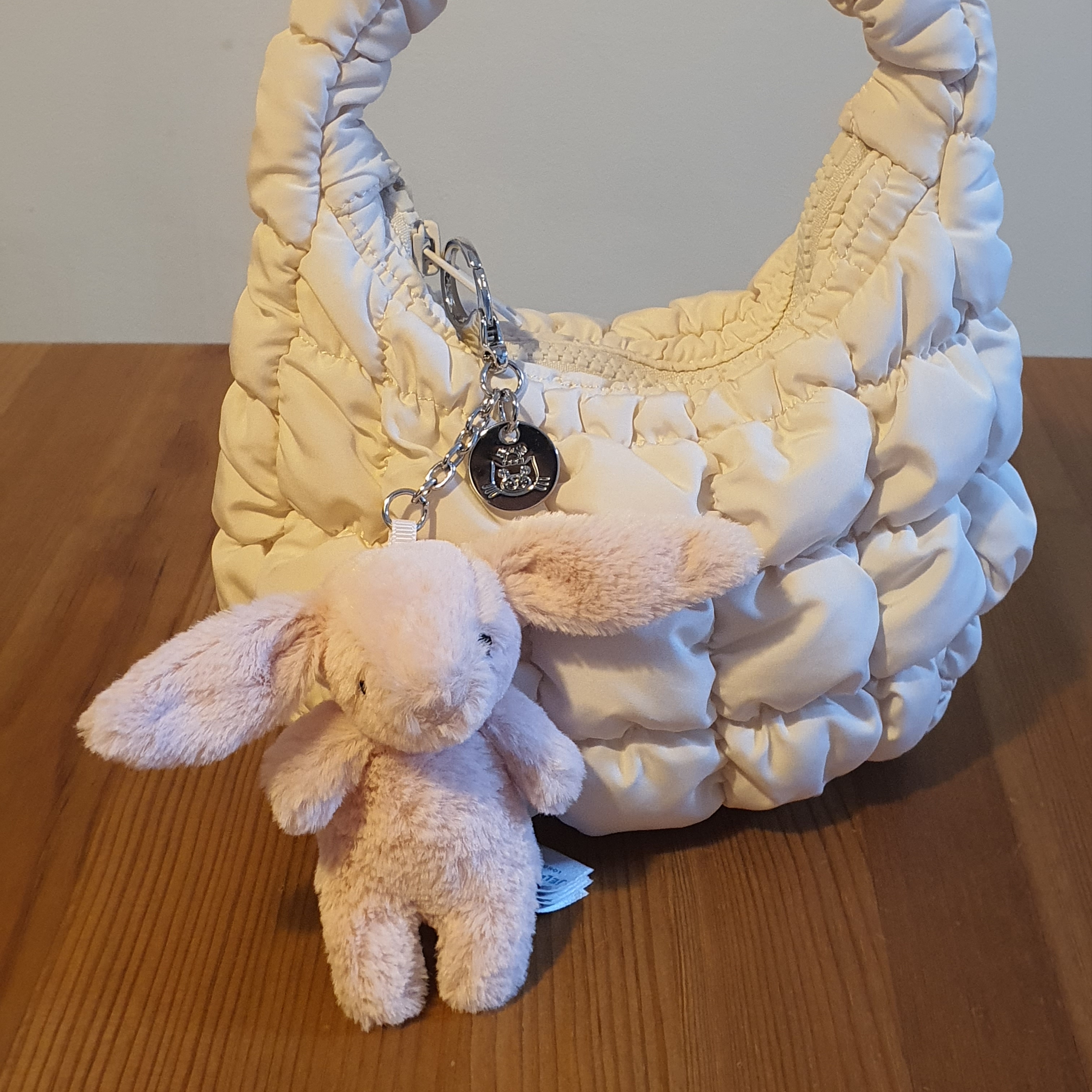 Jellycat Bashful Bunny Bag Charm Blush, COS Quilted Micro Bag Off White 착용 스타일